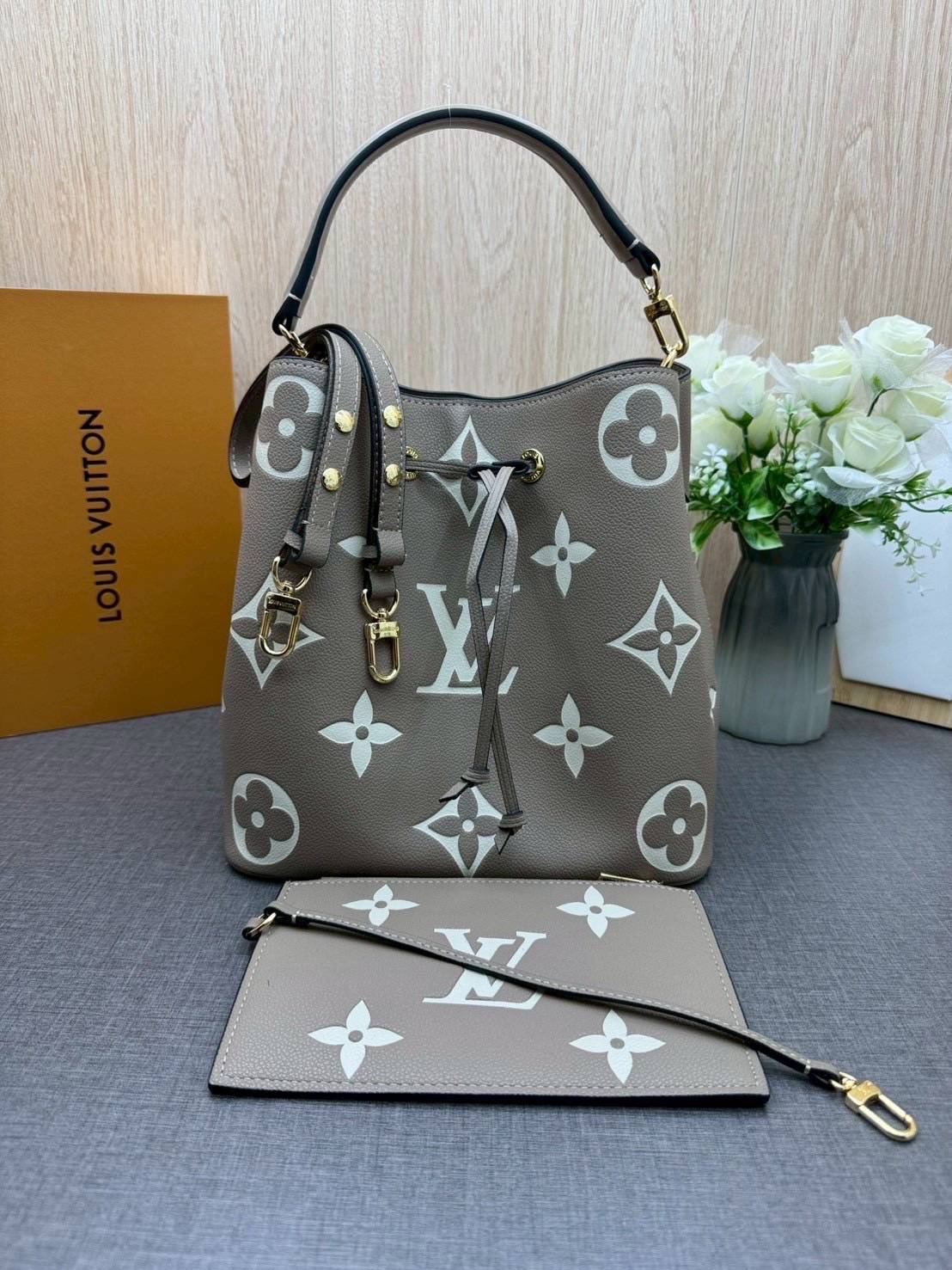 ORI หนังแท้ | LV NeoNoe MM Bucket bag Monogram Flower กระเป๋าสะพายทรงบัคเก็ต ลาย Monogram Flower โดดเด่นเพิ่มสไตล์ มีเสน่ห์ชวนหลงใหล