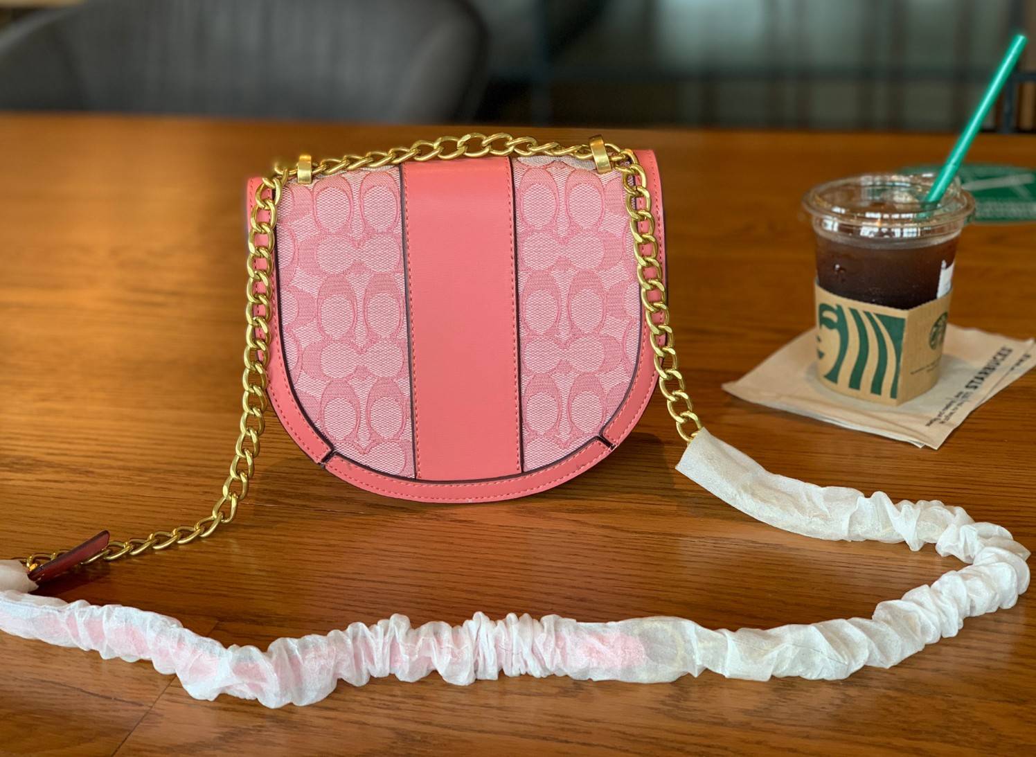 COACH ALIE SADDLE BAG JACQUARD IN SIGNATURE ((C4694//C3464)) พร้อมส่งที่ไทย รุ่นใหม่ล่าสุดค่ะ! กระเป๋าสะพายข้าง//ครอสบอดี้ร์//หรือทบสายคู่สะพายไหล่ได้ค่ะ วัสดุJacquard+หนังแท้ ได้สวยงามลงตัวมากๆ เปิดปิดกระเป๋าแบบกดล็อค มีอะไหล่โลโก้แบรนด์โดดเด่นปนคลาสสิค