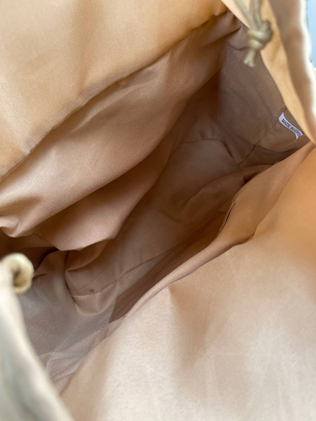 LOEWE X PAULA'S IBIZA SMALL SQUARE BASKET BAG กระเป๋าสะพายไหล่จากโลเอเว่ เป็นกระเป๋าสานขึ้นจากใบกก (Reed) ที่มีทั้งความเหนียวและความยืดหยุ่น สวยน่ารักแบบมินิมอล มีความทนทานสูง ดูแลรักษาง่าย ด้านหน้าและหูเป็นหนังแท้(calf skin) ส่วนภายในมีถุงผ้าแบบหูรู