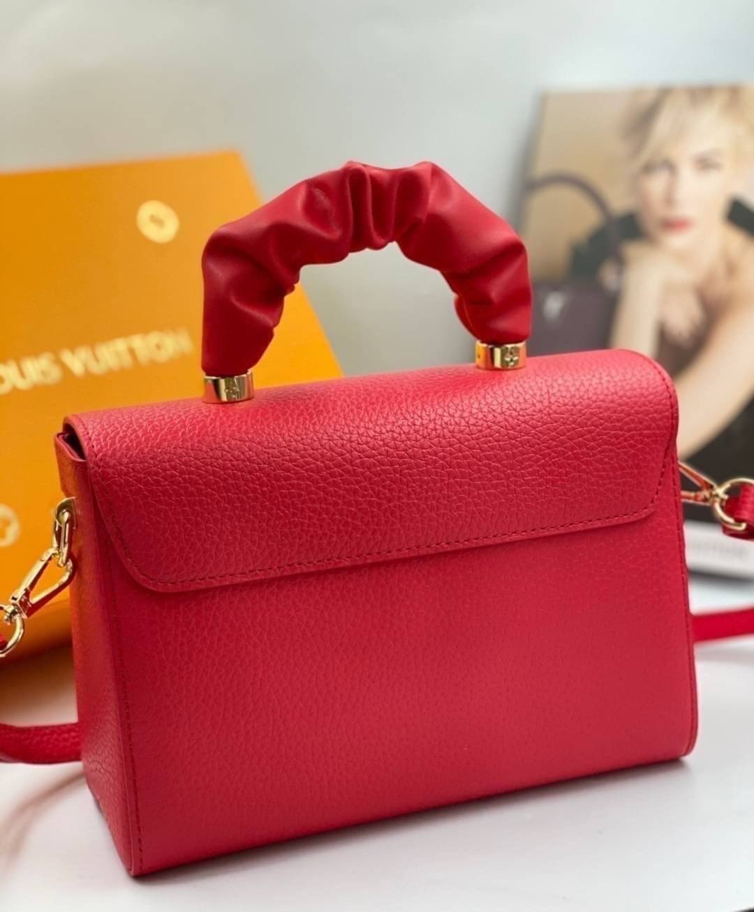 หนังแท้ LOUIS VUITTON Scrunchie Twist Bag พร้อมส่งที่ไทย เกรดออรินอลงานหนังแท้ทั้งใบ ภาพสินค้าถ่ายจากงานขายจริง ใช้งานต่างประเทศได้