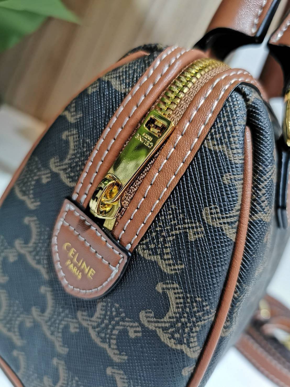 CELINE MINI CROSSBODY BAG VIP วัสดุ Triomphe Canvas สวยอยู่ทรงดีไซน์ยอดนิยมทรง Speedy ไม่มีเอ้าท์ค่ะ เปิดปิดด้วยซิปแบรนด์อะไหล่ทอง ใส่กระเป๋าสตางค์ มือถือ ของจุกจิกได้เยอะ หูจับแข็งแรงพับลงได้ พร้อมสายหนังยาวปรับระดับได้ถอดได้ อะไหล่แบรนด์สีทองหรูมีโลโก้ 