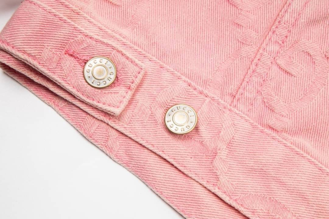 Gucci GG Supreme pattern denim jacket / Gucci jacket Denim Pink เกรดออริจินอล มีป้ายแท็กที่คอเสื้อ ใส่ได้ทั้งผู้หญิงผู้ชาย พร้อมส่งที่ไทย ภาพสินค้าถ่ายจากงานขายจริง ใช้งานต่างประเทศได้