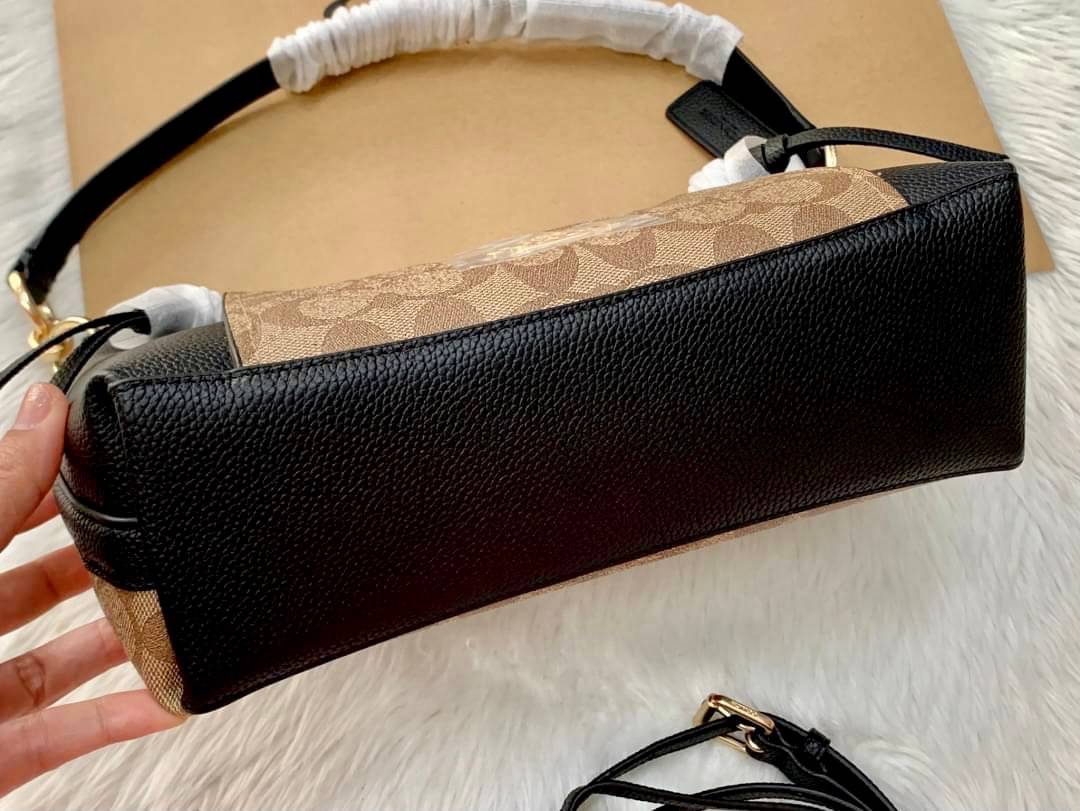 COACH SMALL MARLON SHOULDER BAG ((1600//1597)) 🌈พร้อมส่งที่ไทยอีกครั้ง ตามคำเรียกร้อง ห้ามพลาด! กระเป๋าหิ้ว//คล้องไหล่//สะพายข้างได้ หนังแท้ ทรงสวยมากค่ะ ด้านหน้ามีช่องซิปซ่อนแบบหนังห้อยให้2ช่อง ใส่ของจุกจิกค่ะ เปิดปิดกระเป๋าแบบซิป ภายในกว้างใส่ขอ