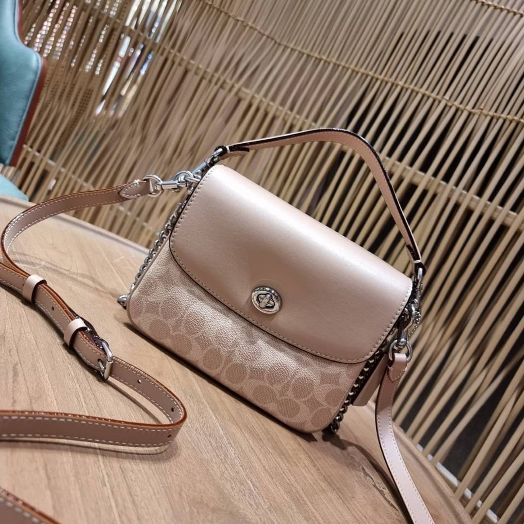 COACH 89089 CASSIE CROSSBODY 19 IN SIGNATURE CANVAS คัมแบ็คแล้วจ้า!! เรียบหรู ดูดี ต้องไอเท็มนี้เลย!! กระเป๋าสะพายข้าง สุดพิเศษ!! มีสายมาให้ถึง 3 แบบ!! สลับใช้แมทช์ตามสไตล์ได้เลย วัสดุหนังแคนวาสสลับหนังแท้ บอกเลยว่าสวยทุกสีนะคอลนี้ เปิด-ปิดด้วยตัวบิดล็อค 