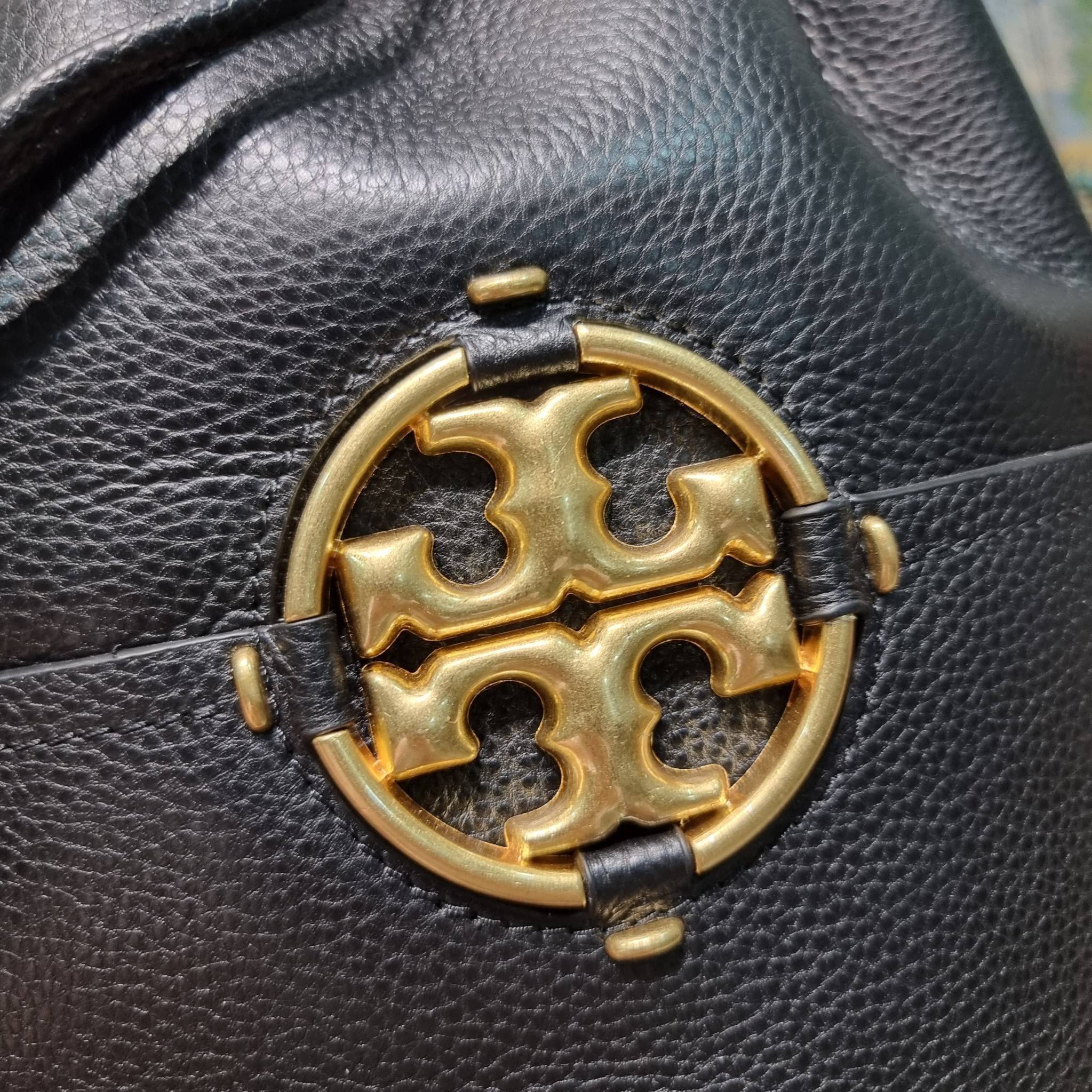 TORY BURCH MILLER BUCKET BAG / Tory Burch Bag รุ่นยอดนิยม สวยหรู ดูผู้ดี กับกระเป๋าสะพายบัคเก็ตใบใหญ่ โดดเด่นด้วยโลโก้สีทอง รูปทรงคลาสสิค ใช้งานง่ายด้วยหนังรูด