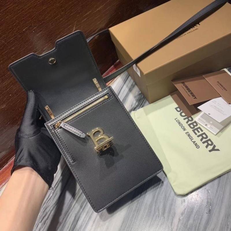 BURBERRY FRAGRANCES CROSSBODY BAG VIP GIFT WITH PURCHASE (GWP) กระเป๋าสะพายพรีเมี่ยมกิ๊ฟ Limited Edition จากน้ำหอม BURBERRY DUTY FREE วัสดุหนังแท้ ทรงเหลี่ยมแนวตั้งดีไซน์สวยหรูอยู่ทรงมีโลโก้แบรนด์ด้านหน้า