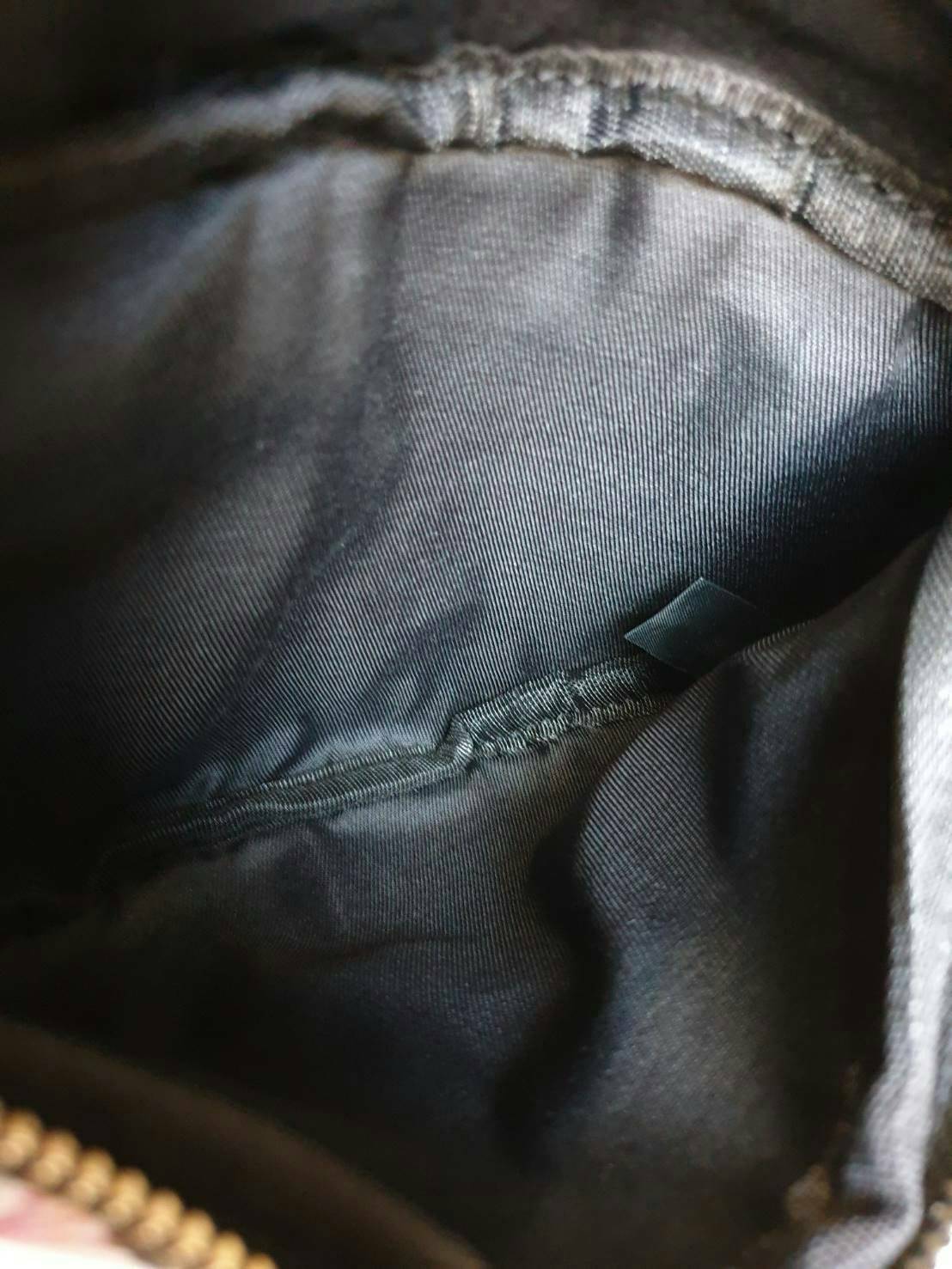 GUESS GESABEL GYM FANNY PACK กระเป๋าหนังคาดเอว/อก ด้านหน้าปั๊มโลโก้แบรนด์ทรงสามเหลี่ยม ตัวกระเป๋าเปิดปิดด้วยซิปใช้งานง่าย มี 2 ช่องซิป มีลูกเล่นซ่อนซิปหน้าคาดปิดด้วยสายพิมพ์โลโก้ ภายในกระเป๋าโล่งกว้าง สามารถใส่มือถือได้ทุกรุ่น จุของได้เยอะ รับรองถูกใจสาวๆ