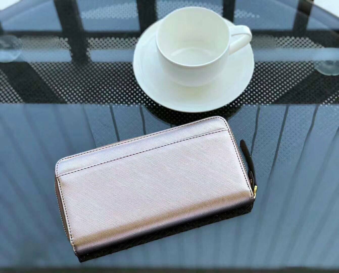 KATE SPADE LONG WALLET กระเป๋าสตางค์ใบยาวรุ่นใหม่ล่าสุดหนัง Saffiano สไตล์ PRADA สวยน่าใช้ ภายในมีช่องซิป1ช่อง และช่องใส่บัตรหลายช่อง ใส่เหรียญ บัตรได้เยอะ ตัวจริงสวยน่าใช้มากค่ะ
