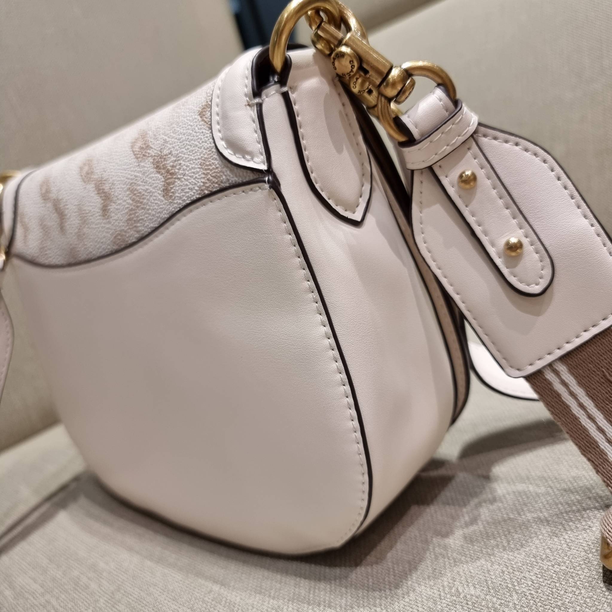 COACH C3837 BEAT SADDLE BAG WITH HORSE AND CARRIAGE PRINT The best item! ที่สาวๆรอคอย! ฮอตไฟลุก! สีหายาก ละมุนคุณหนู คอลเลคชั่นใหม่ ดีไซน์หรูหรา พิเศษมากๆมาพร้อมสายสะพาย 2 เส้น ใช้คู่กันหรือแยกสะพายก็สวยครบสูตร กระเป๋าสะพายทรง saddle คลาสสิค เปิด-ปิดด้วยก