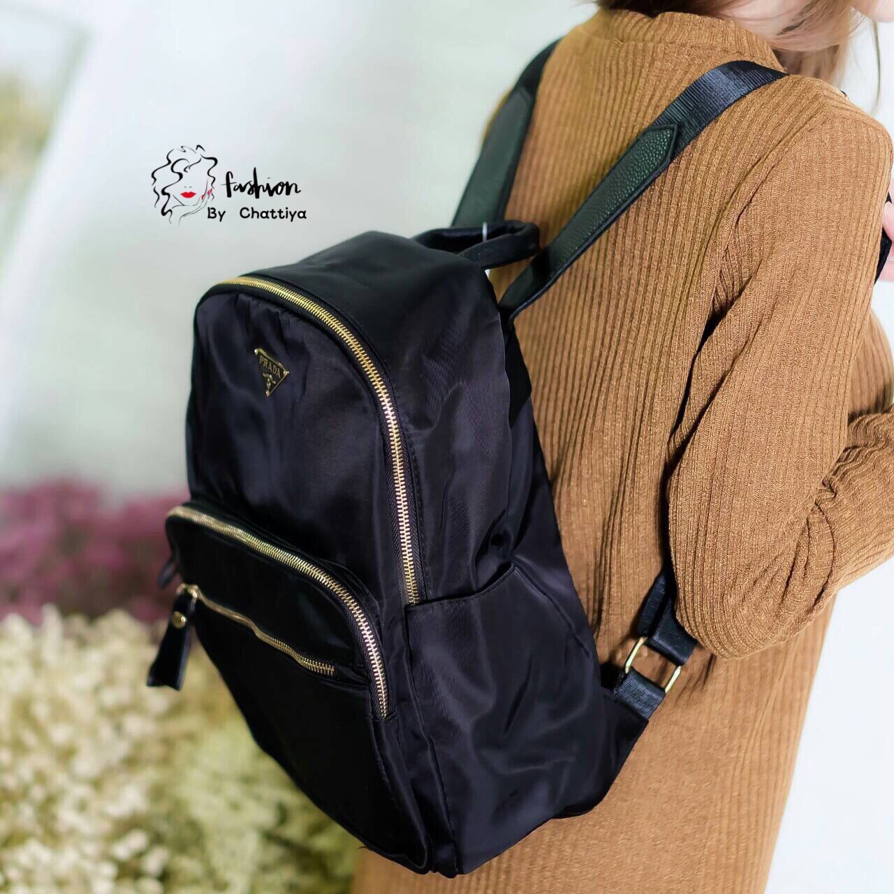Prada nylon backpack fashion bag by Chattiya Brand:Prada Detail:รอบนี้จัดหนักสำหรับเป้รับซัมเมอร์ จัดมาให้เลือกหลายแบบ ใบนี้ก็เช่นกันเพิ่มความจุและเพิ่มช่องให้สำหรับคนมีของ ต้องจัดเต็ม ตัวกป.เป็น nylon เนื้อดี กันน้ำได้ซิปกว้างทั้ง 3 ช่องแบ่งให้ไม่ต้องถาม