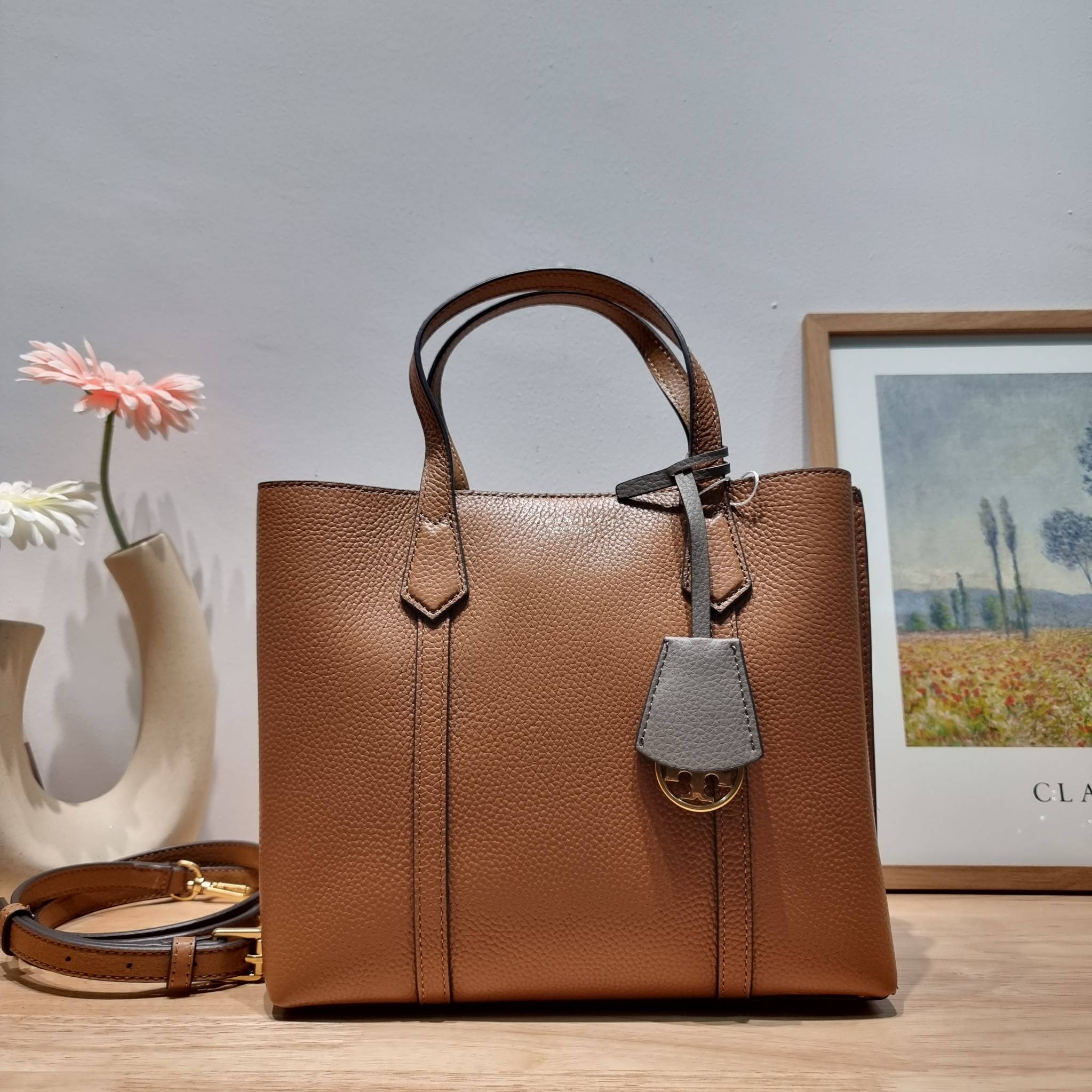 TORY BURCH PERRY SMALL TRIPLE COMPARTMENT TOTE BAG กระเป๋าโท้ทขนาดเล็ก รุ่นขายดี ทรงสวย ดีไซน์ออกมาให้ใช้งานได้ทุกลุค ทุกโอกาส