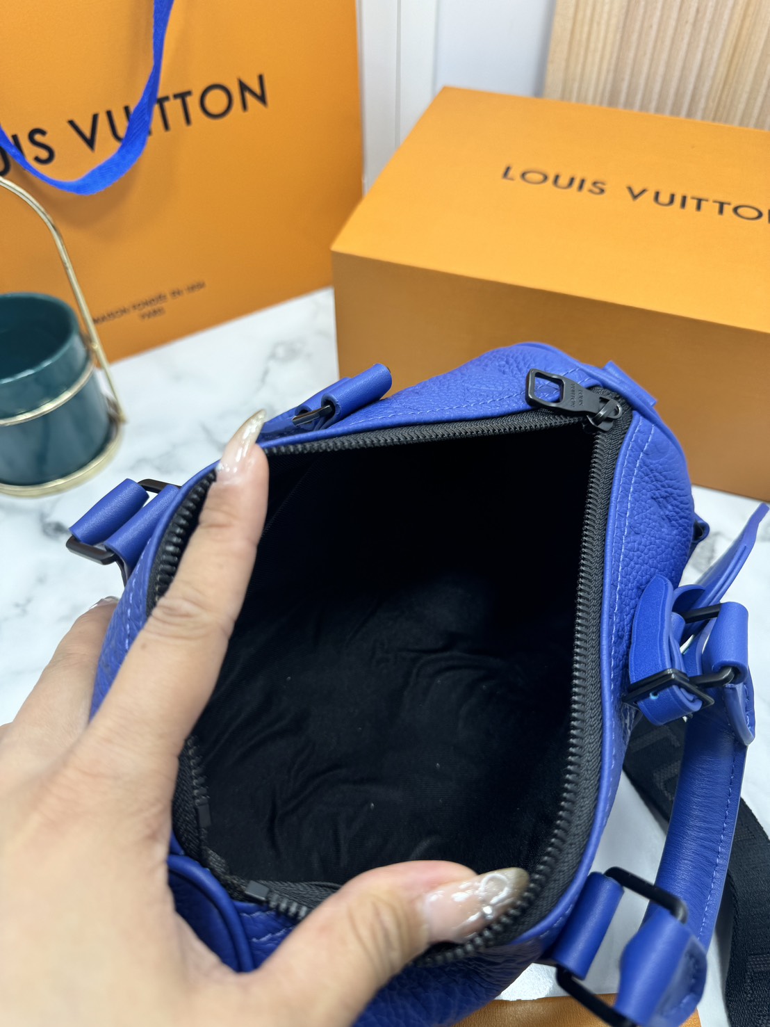 TOP ORI หนังแท้ | LV Keepall Bandoulière 25 กระเป๋าสะพายทรงหมอนสุดไอคอนิก หนังแท้ Taurillon ลายเกรน ฉลุลายโมโนแกรมสวยหรูคลาสสิก โทนสีหรูหราเข้ากันอย่างลงตัว