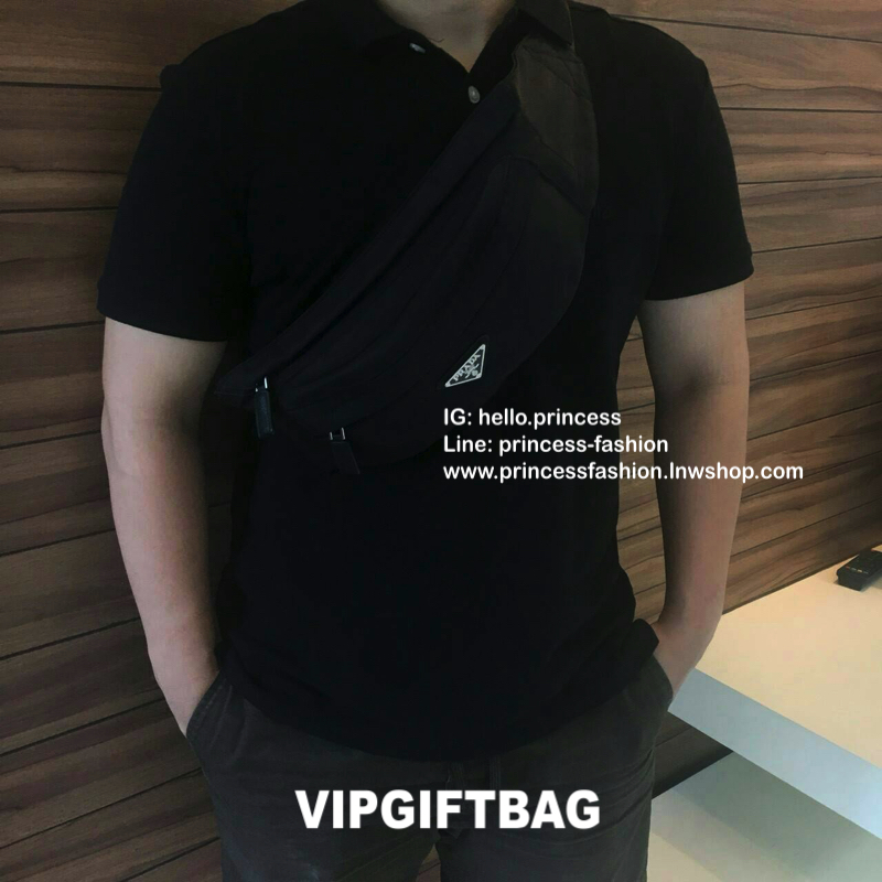 Must Have Now อีกหนึ่งรุ่น Prada เหมาะกับท่านชาย เป็นอย่างยิ่ง กับกระเป๋าคาดอก / คาดเอว ทรงสวย จากงานพรีเมี่ยมกิ้ฟจากแบรนด์ PRADA ทรงฮิต วัสดุผ้า NYLON คุณภาพดี กันน้ำ100% ใส่ของได้หลากหลาย ตัวกระเป๋าอะไหล่สีเงิน ตัวล้อคปั้มจมแบรนด์สุดหรู ด้านมาพร้อมซิปด้