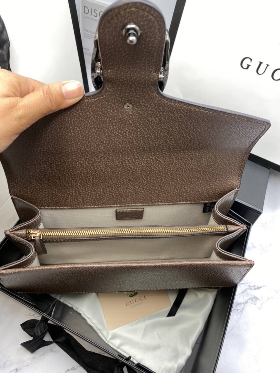 GUCCI Dionysus GG Top Handle Bag กระเป๋าสะพายไหล่ พร้อมหูจับในตัว ดีไซน์ให้ใช้งาน และพกพาได้สะดวกขึ้น ดึงดูดและสะกดสายตา รุ่นหายาก ที่สาวๆตามล่า!!
