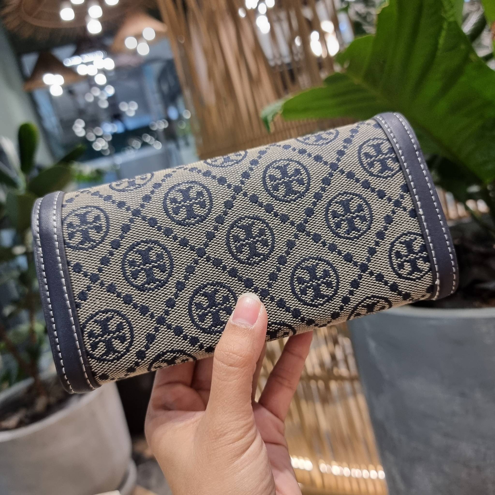 TORY BURCH T MONOGRAM JACQUARD CROSSBODY WALLET best seller ของคอลเลคชั่นนี้ ต้องไม่พลาด กับกระเป๋าสะพายกึ่งกระเป๋าสตางค์ ที่ช่วยให้ชีวิตง่ายขึ้น วัสดุผ้า jacquard ตัดสลับหนังแท้ เปิด-ปิดแบบฝาปิดแม่เหล็ก ภายในใส่ธนบัตรได้ มีช่องใส่บัตร และยังมีช่องซิปอีกด