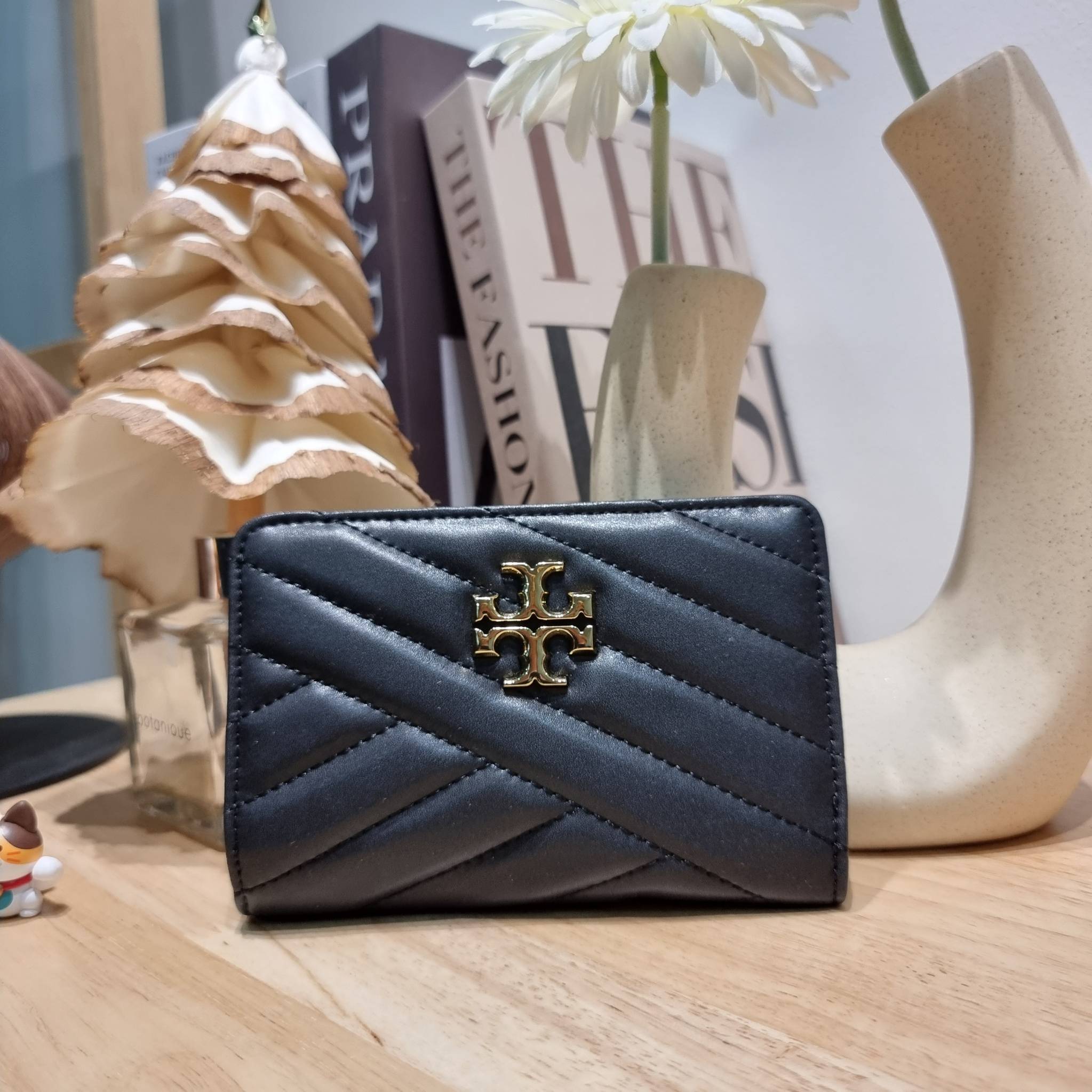 TORY BURCH KIRA CHEVRON MEDIUM SLIM WALLET กระเป๋าสตางค์ใบกลางรุ่นบาง ไม่กินพื้นที่กระเป๋า ดีไซน์เรียบหรู