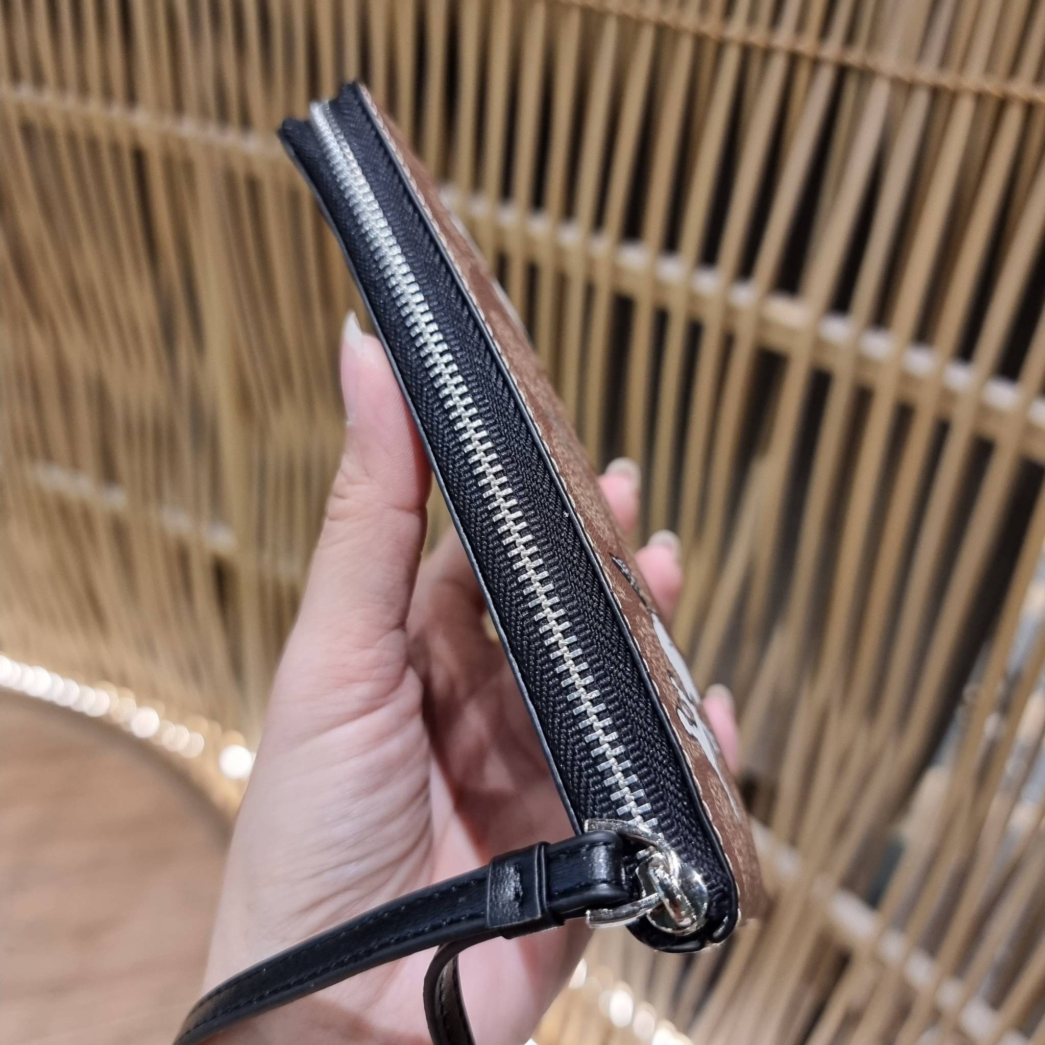 COACH C4589 COACH x PEANUTS CORNER ZIP WRISTLET IN SIGNATURE CANVAS WITH SNOOPY PRINT เหล่าผองเพื่อนและสนูปพีมาแล้วจ้า คอลเลคชั่นสุดน่ารักที่ฮอตไม่มีตก กระเป๋าคล้องมือ ขนาดเหมาะพกพากำลังเหมาะ วัสดุหนังแคนวาสเคลือบลาย ภายในเป็นช่องโล่ง ใส่ธนบัตร หรือใส่บัต