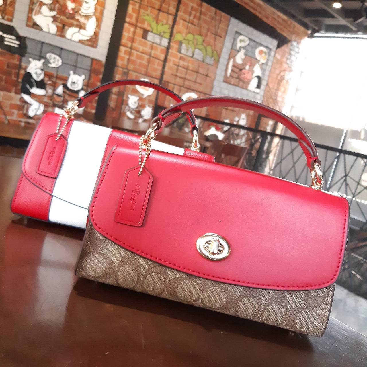 COACH TILLY SATCHEL 23 IN SIGNATURE CANVAS ((C1802//C1439/C1435)) กระเป๋า crossbody สวยหรู ขนาดใหม่ พร้อมสีมาใหม่!! ดีไซน์ย้อนยุค วัสดุหนังแคนวาสเคลือบลายสลับหนังแท้ มาพร้อมหูจับในตัว และสาย crossbody ปรับได้ตามตัว เปิด-ปิดด้วยตัวบิดล็อค ภายในโล่ง บุกำมะห