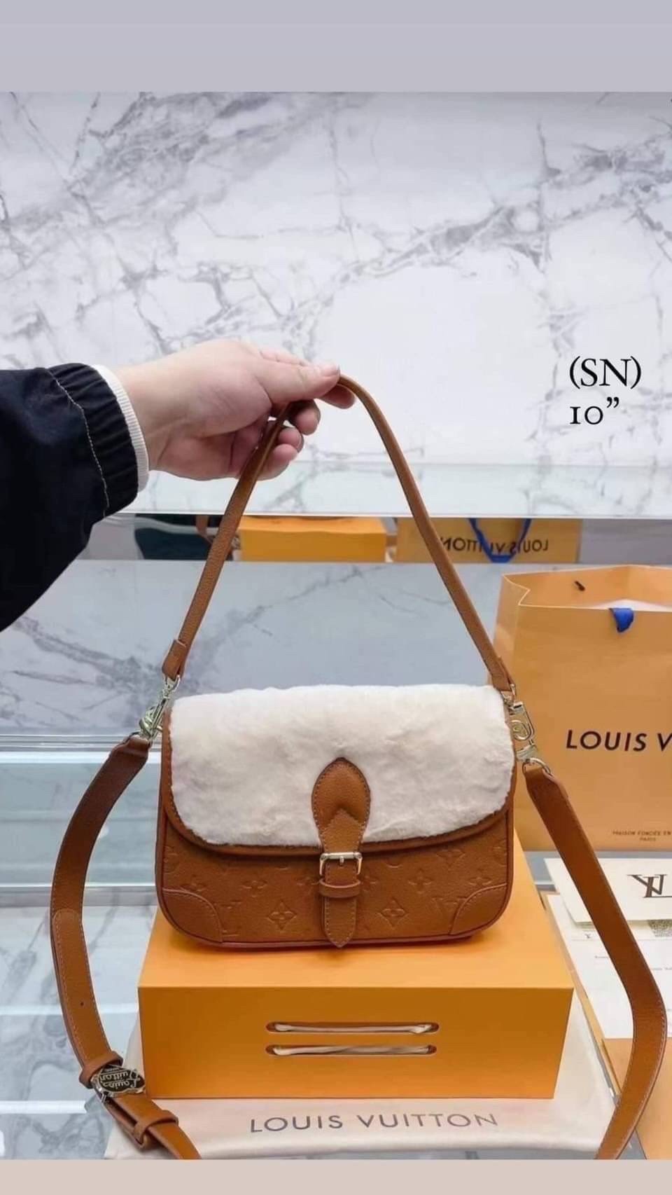 LV DIANE FLEECE BAG ใหม่กับรุ่นที่ทำมาจำนวนจำกัด ดีไซน์ต้อนรับอากาศเย็นๆช่วงส่งท้ายปี กับกระเป๋าสะพายทรงสวย ดีไซน์คลาสสิคซ่อนความหรู ด้วยการตกแต่งขนฟูนุ่ม วัสดุหนังแคนวาสตัดสลับหนังแท้