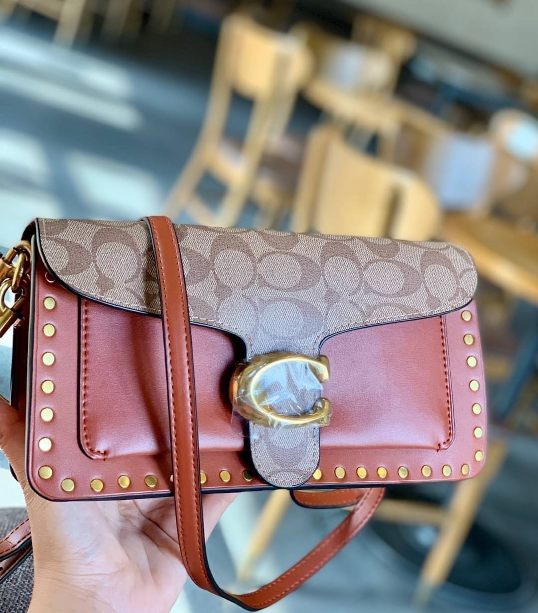 COACH TABBY SHOULDER BAG 26 พร้อมส่งที่ไทยอีกครั้งค่ะ!! กระเป๋าหิ้ว//คล้องไหล่//สะพายข้างได้ สุดคุ้ม! หนังแท้เรียบคลาสสิคเพิ่มความหรูเข้ามาค่ะ ด้านหน้ามีอะไหล่แบรนด์ตัวใหญ่โดดเด่น เปิดปิดกระเป๋าแบบกระดุมแม่เหล็ก ภายในมีช่องหลักใส่ของ2ช่อง;สามารถใส่กระเป๋า