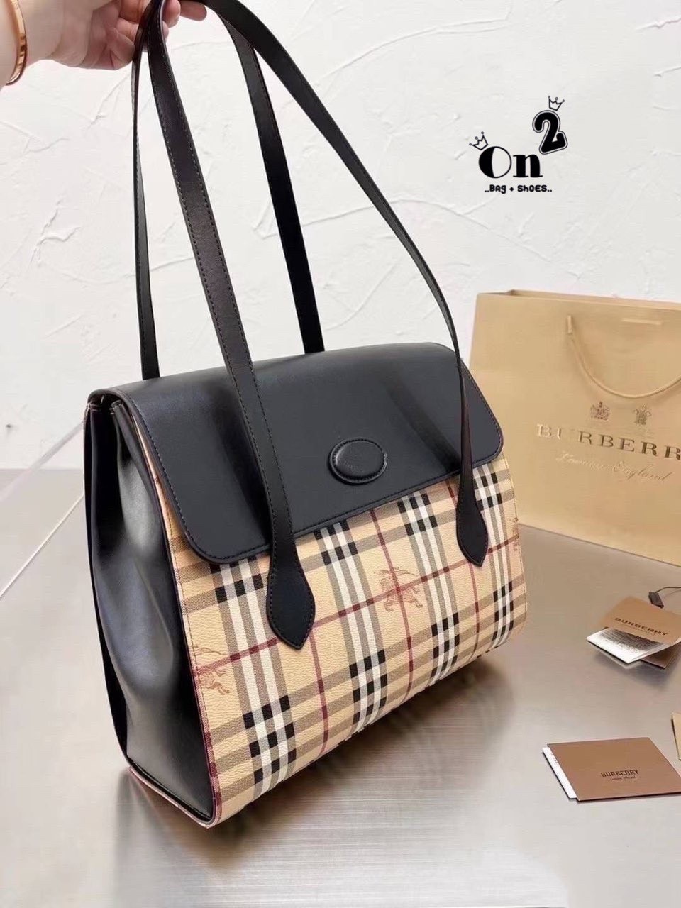 BURBERRY london kelly bag vintage with strap Gift Bag / BURBERRY Messenger Bag กระเป๋าสะพายขนาดที่พอเหมาะกับการใช้ในชีวิตประจำวัน รูปทรงคลาสสิกที่ไม่ทิ้งในเรื่องของคุณสมบัติการใช้งานลวดลาย Vintage Check ที่ถือว่าเป็นสัญลักษณ์อันเก่าแก่ของแบรนด์ เสริมทุกสไ