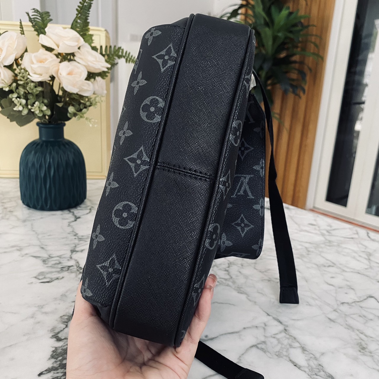 LV Outdoor Messenger Bag กระเป๋าทรงแมสเซนเจอร์สีดำสวยคลาสสิก รุ่นที่ได้รับความนิยมอย่างมาก ท่านชวยควรมีติดตู้ไว้ได้ใช้งานบ่อยๆ แน่นอนค่ะ