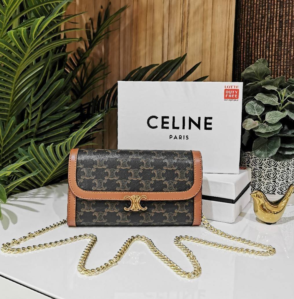 CELINE CLUTCH BAG WITH CHAIN VIP GIFT WITH PURCHASE GWP กระเป๋าพรีเมี่ยมกิ๊ฟ Limited จาก CELINE HAUTE PARFUME DUTYFREE COUNTER วัสดุ Triomphe Canvas หนังสวยอยู่ทรงเปิดปิดด้วยฝาปิดกระดุมประดับโลโก้แบรนด์สีทองด้านหน้า ภายในมีช่องแบ่งหลายช่อง มีช่องใส่บัตรหล