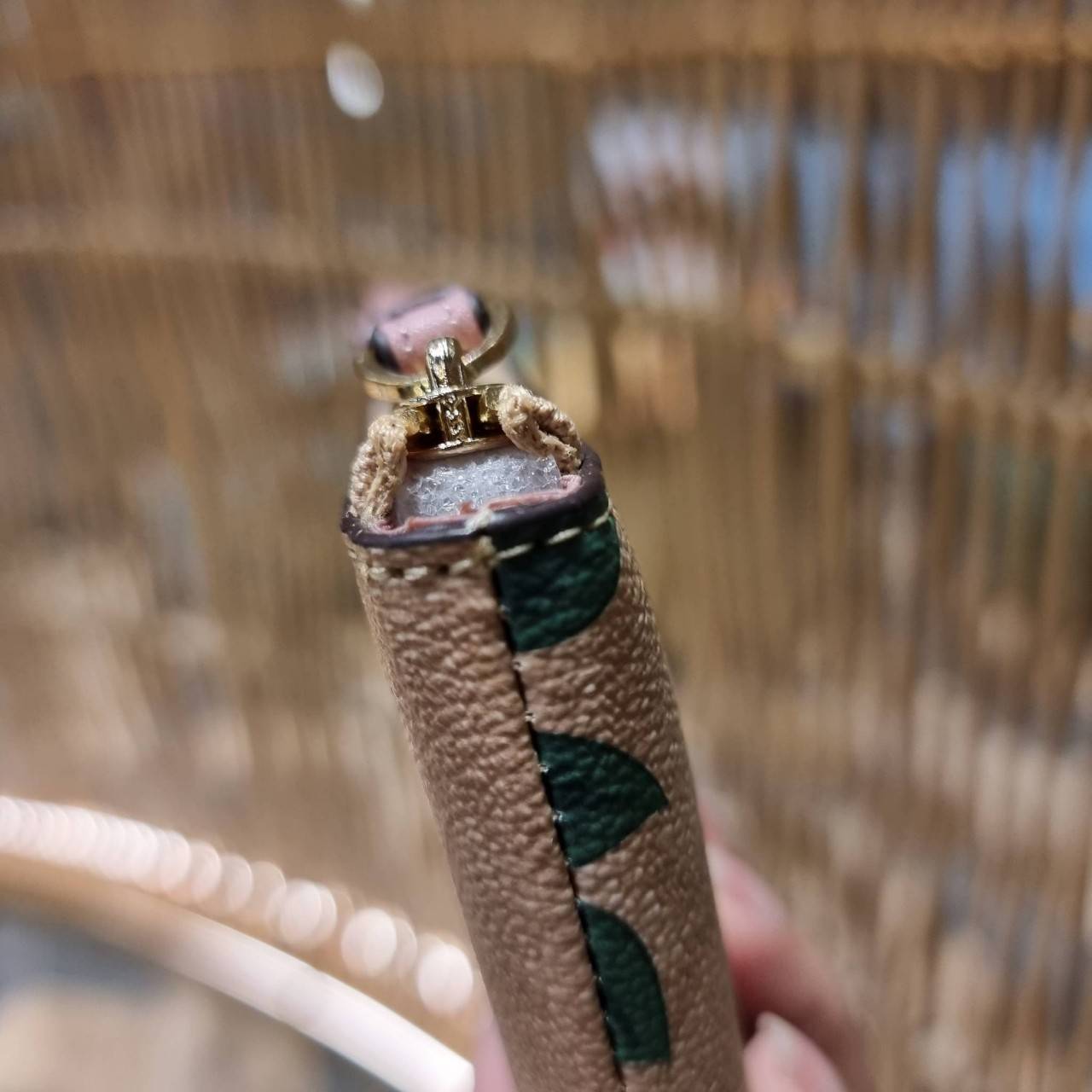 COACH 2972 CORNER ZIP WRISTLET IN SIGNATURE CANVAS WITH BUTTERFLY PRINT มาแล้วจ้า ไอเท็มสุดปัง!! ฮิตไม่เลิก!! พร้อมลวดลายสุดคิ้วท์ น่ารักน่าใช้ขึ้นไปอีก กระเป๋าคล้องมือ ขนาดเหมาะพกพา วัสดุหนังแคนวาส ภายในเป็นช่องโล่ง ใส่ธนบัตร หรือใส่บัตร ใส่เหรียญ ได้หมด