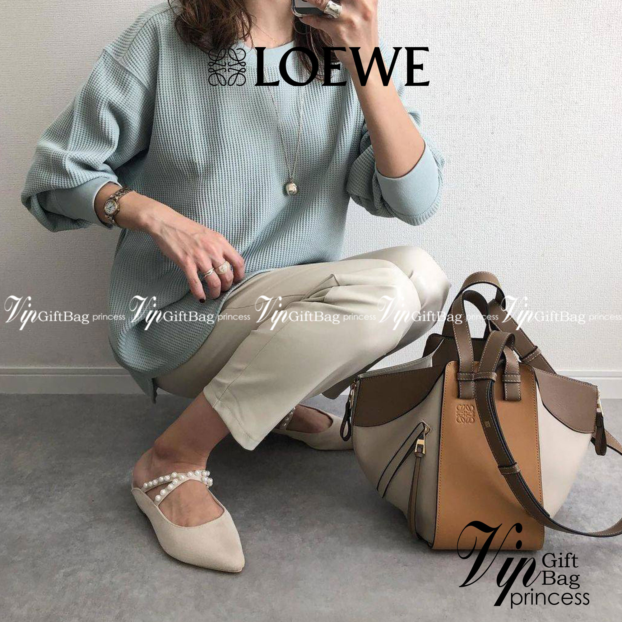 LOEWE HANDLE & SHOULDER BAG GIFT WITH PURCHASE GWP รุ่น Rare items สุดๆวัสดุหนังแท้ Calfskin หนังสวยดีไซน์มีเอกลักษณ์ ใบใหญ่กำลังดี น้ำหนักเบา สามารถปรับได้หลายทรง ด้านข้างมีซิปปรับขยายได้ ภายในโล่งกว้าง ใส่กระเป๋าสตางค์ กล้อง มือถือ ของใช้ได้เยอะ หูหิ้วห