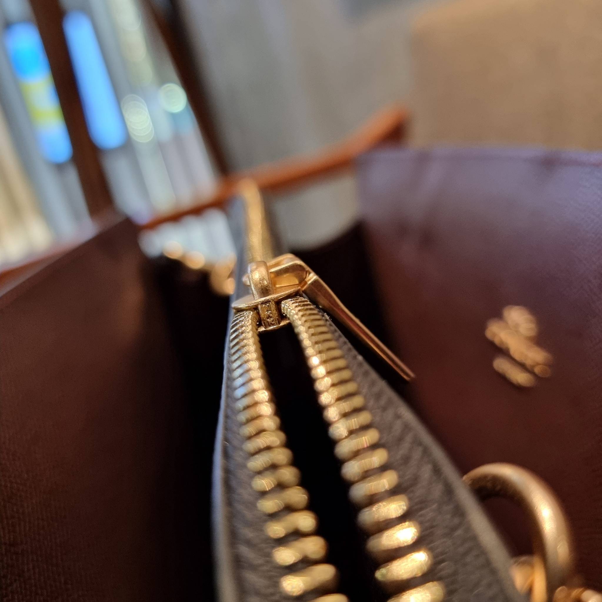 COACH C4075 TATUM CARRYALL IN SIGNATURE CANVAS คอลเลคชั่นใหม่ล่าสุด จัดมาให้ได้สวยก่อนใคร สวยหรูทุกสี!! ลุคผู้ดีต้องมาอีกหนึ่ง กระเป๋าสะพายทรงสวย ที่มาพร้อมสายสะพายไหล่ในตัว และสายครอสบอดี้สำหรับสะพายข้าง วัสดุหนัง crossgrain สวยคมมากๆ ตัวกระเป๋าถูกแบ่งเป