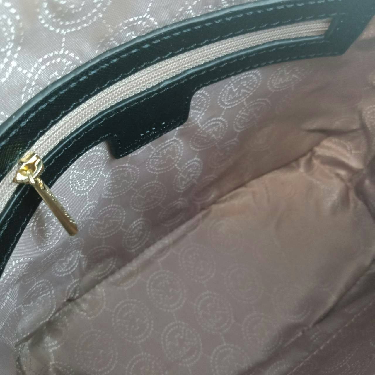 MICHEAL KORS CHAIN CROSSBODY BAG กระเป๋าสะพายแบรนด์ดังทรงสุดฮิตหนัง Saffiano อะไหล่ทอง สวยหรูอยู่ทรง น้ำหนักเบา ด้านหน้าประดับโลโก้แบรนด์สีทอง ขนาดกำลังดี เปิดปิดด้วยซิปสะดวกใช้ ภายในมีช่องซิปและช่องใส่มือถือ สายยาวปรับได้ถอดไม่ได้ สวยหรู ดูดี ต้องมีไว้คร