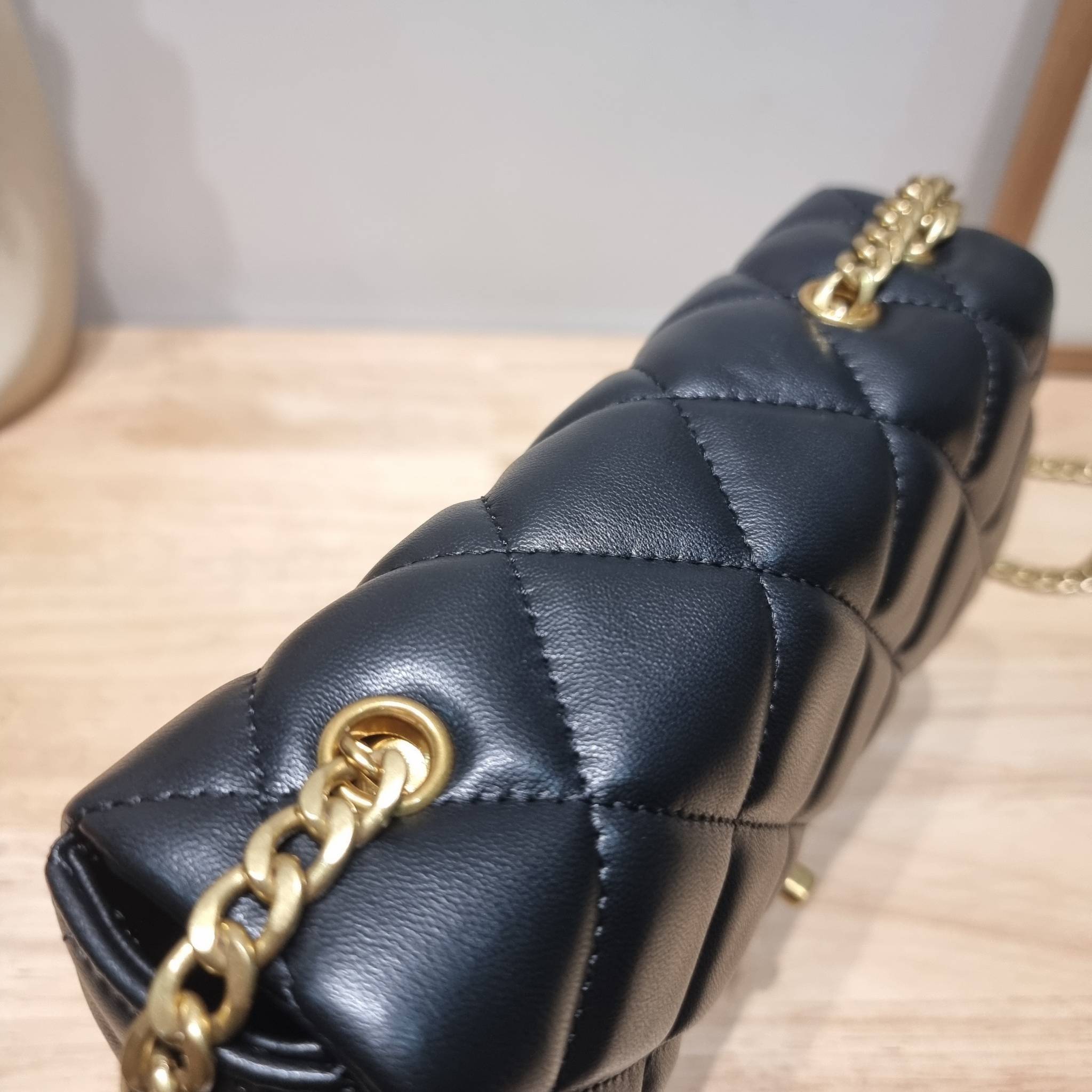 Chanel camellia vintage half moon bag ดีไซน์ใหม่ 2023 สุดหรู กับกระเป๋าสะพายไอเท็มคลาสสิค เลิศที่ตัวอะไหล่ใช้รูปดอกคามิเลียเอกลักษณ์มาเป็นตัวชูความแพง สำหรับกดปรับสายสะพายได้แบบชิคๆ