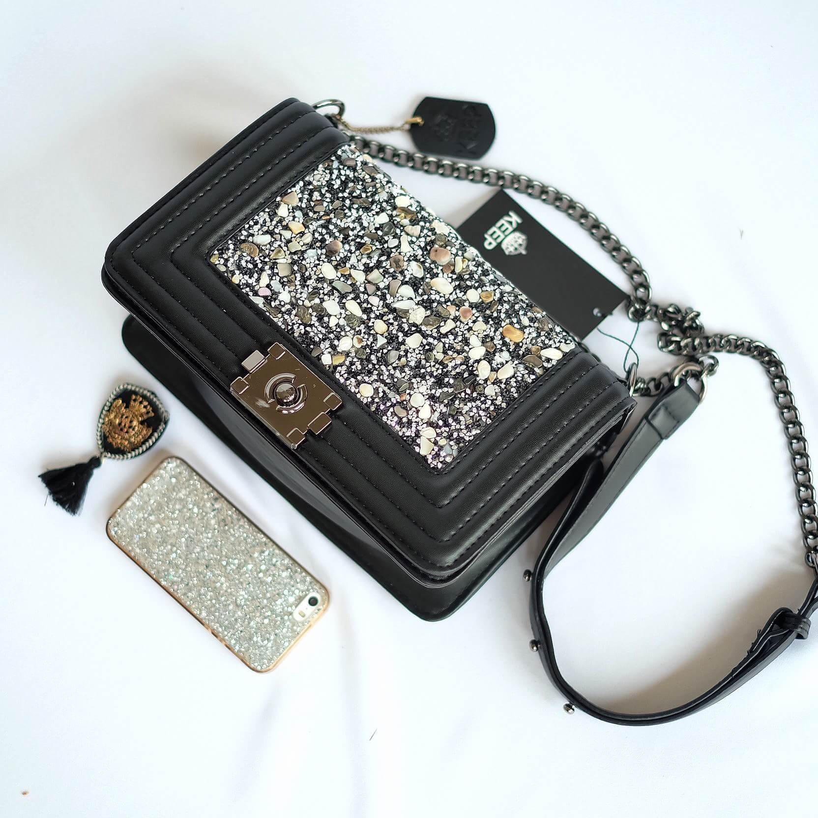 แบบมาใหม่ Limited กันเลยค่า 👍 ทางร้าน ได้กระเป๋า จากแบรนด์ KEEP ทรง Chanel สุดหรู รุ่น KEEP shoulder diamond chain bag สวย หรู มากๆ เลยน๊า กระเป๋าอยู่ทรงสวยงามมากคะ สายโซ่ มีที่รองไหล่ สะพายสบายคะ สายปรับ สั้น ยาวได้คะ ภายในสีแดง มีช่องใส่ของ 1 ช่