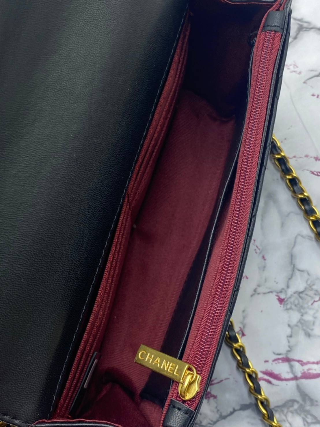 CHANEL WOC กระเป๋าสะพายหนังแท้ทรงสวยตลอดกาล งานหนังแท้เรียบสวย เนื้อนุ่ม อยู่ทรงคุณภาพดีตามแบบฉบับของแบรนด์ น้ำหนักเบา ด้านหน้ามีโลโก้แบรนด์อะไหล่ทองหรูหรา ปิดปิดด้วยฝาปิดกระดุม ตัวจริงสวยมากๆถูกใจรีบจองนะคะ