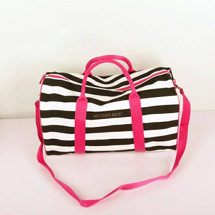กระเป๋าTravel bag สีชมพู สุดทันสมัย ยี่ห้อ Victoria's Secret รุ่น Victoria's Secret Stript canvas bag กระเป๋าผ้าแคนวาส สุดเริ่ด ดีไซน์แบบลายขาวดำ แถบสีชมพู สวยปังมากๆค่ะ สามารถใส่เสื้อผ้าไว้ไปเที่ยว หรือไปฟิตเนต ใบนี้คุ้ม จุ และสวยมากๆค่ะ ปากกระ