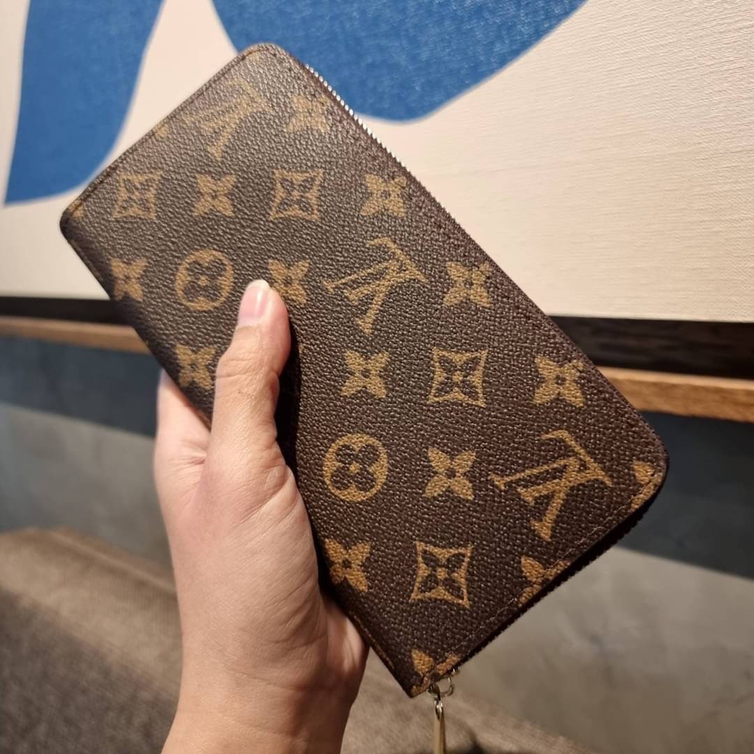 1ซิป LV long wallet ไอเท็มสุดฮิต ติดทุกกระแส แรงไม่เคยตก รุ่น unisex ที่จะหนุ่มๆสาวๆ ก็เลิฟได้หมด!! ใบยาวขนาดกำลังเหมาะมือ ถือแล้วขับผิวทุกสี วัสดุหนังแคนวาส ทนทาน เปิด-ปิดด้วยซิปรอบ ภายในมีช่องใส่บัตรเยอะ แบ่งสัดส่วนสวย ใส่ธนบัตรได้เน้นๆ ใส่เงินไปเลยจ้าห