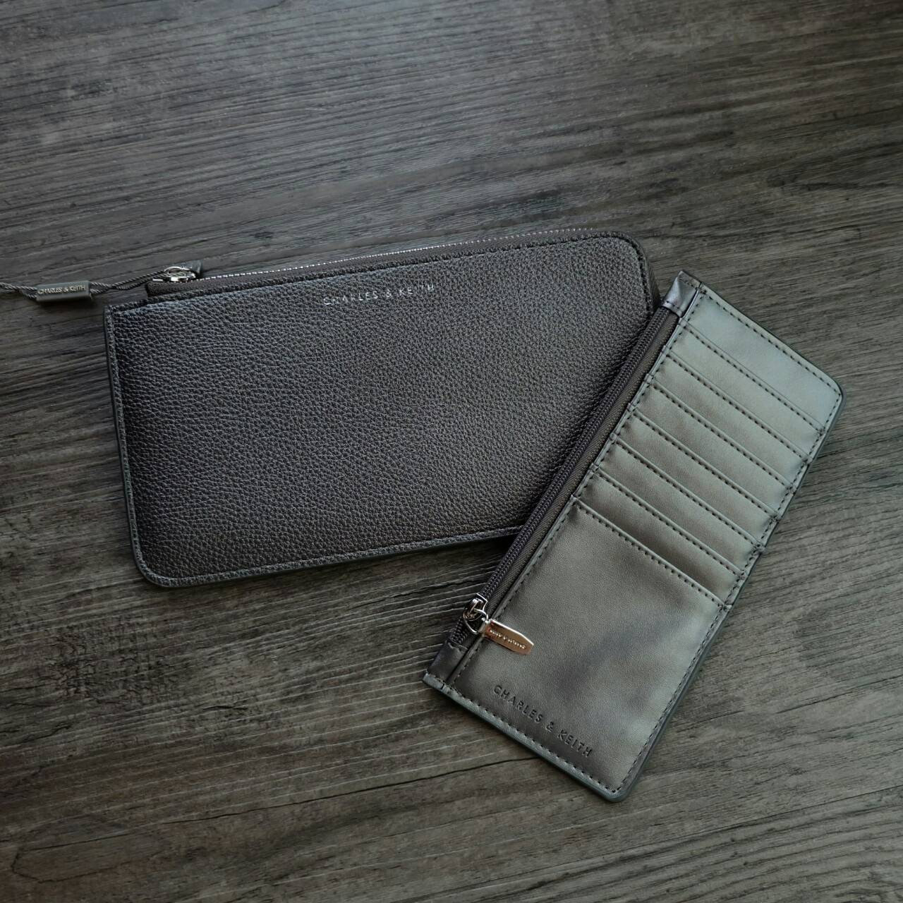 Charles & Keith Zip Wallet กระเป๋าสตางค์ใบยาว บาง พกพาสะดวก แถมกระเป๋าใบเล็กใส่บัตรให้อีก 1 ใบ เปิด - ปิดกระเป๋าด้วยซิป ภายในมีช่องใส่บัตรหลายช่อง และช่องใส่ธนบัตร ใบจริงสวย น่าใช้ทุกสีเลยค่าา