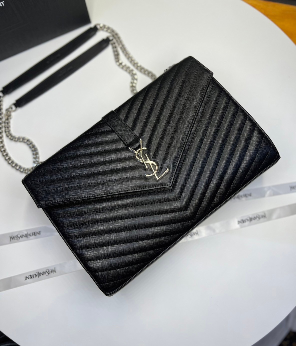 หนังแท้ YSL college large chain bag in quilted leather 30cm กระเป๋าสะพายใบใหญ่ ดีไซน์ทรงสวยหรู ตอบโจทย์ได้ทุกสไตล์ ภาพสินค้าถ่ายจากงานขายจริง ใช้งานต่างประเทศได้