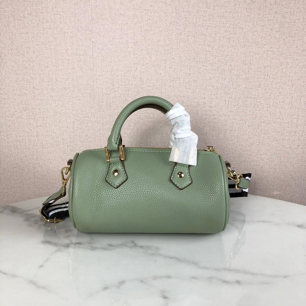 กระเป๋าถือ หรือสะพาย TORY BURCH เปิด - ปิดกระเป๋าด้วยซิป ด้านในมีช่องใส่ของ 1 ช่อง มาพร้อมสายสะพายยาว สามารถถอดและปรับได้ Free Size ค่ะ