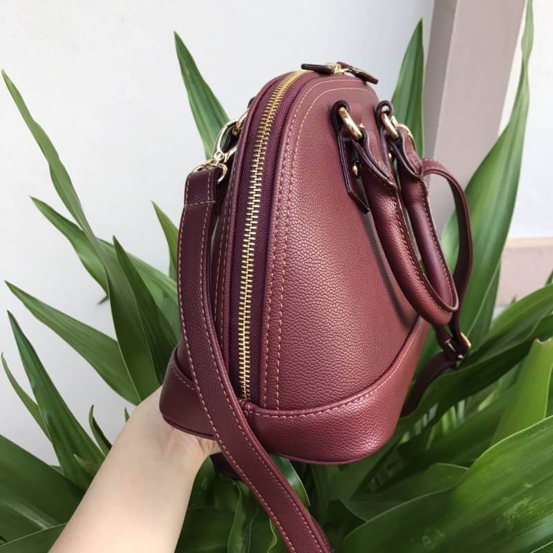 KEEP Milany handbag [ทรง alma] กระเป๋าถือหรือสะพาย วัสดุหนัง pu. ลายคาร์เวียร์ คุณภาพดี เนื้อ matte สวยอยู่ทรง ดีไซน์เรียบหรู cutting สวยเนี๊ยบปราณีต น้ำหนักเบา ขนาดกำลังดี ใส่กระเป๋าสตางค์ยาว, มือถือได้ทุกรุ่นค่ะ เปิดปิดด้วยซิป 2 ทางสะดวกใช้งาน ภายในมีช่