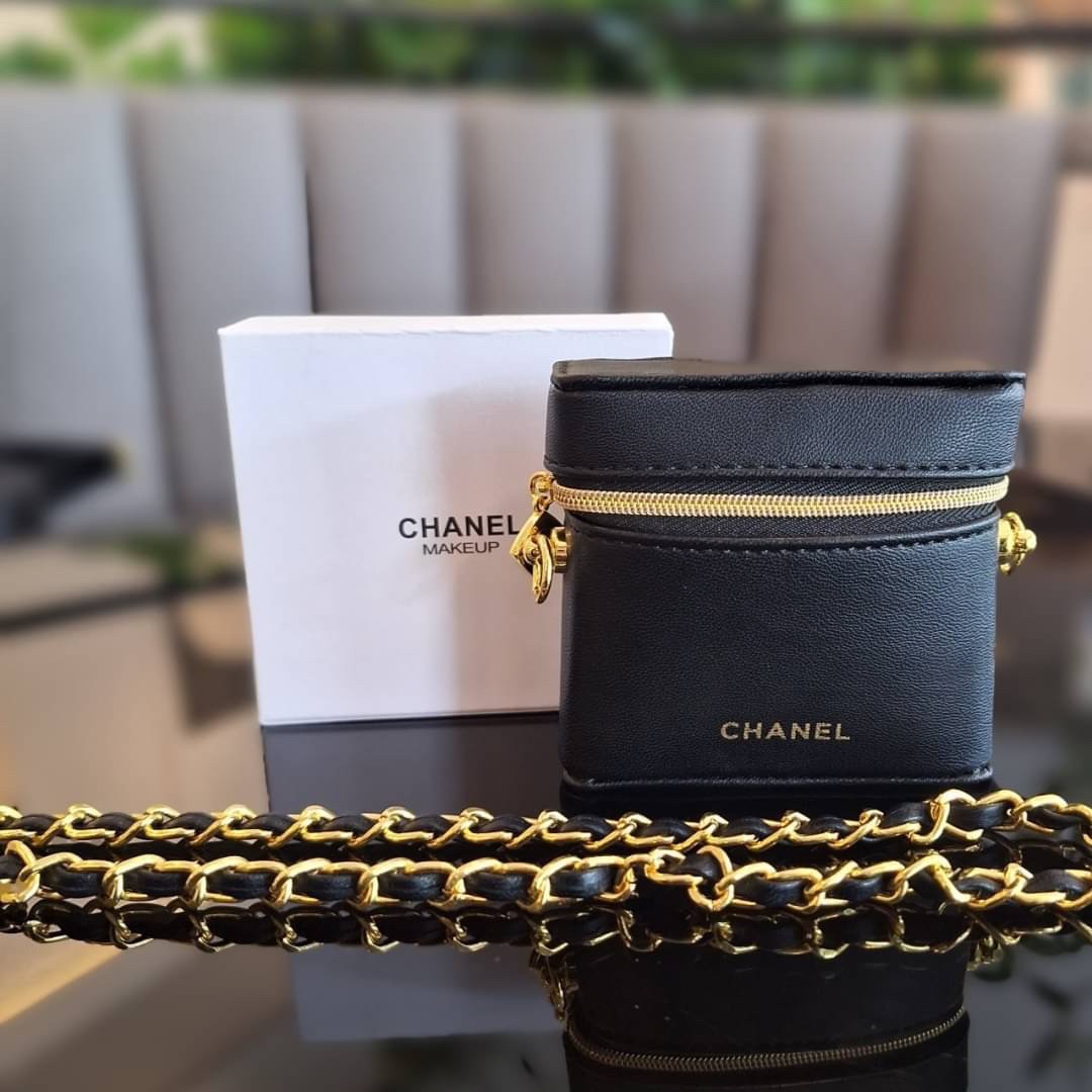 กระเป๋าสะพายข้างใบจิ๋ว งานปุ้กปิ้กน่ารัก CHANEL VIP BAG แบรนด์ดัง ตัวกระเป๋าหนังนิ่ม อยู่ทรง เปิดปิดด้วยซิปรอบ ด้านหน้าสกรีนโลโก้แบรนด์สีทอง