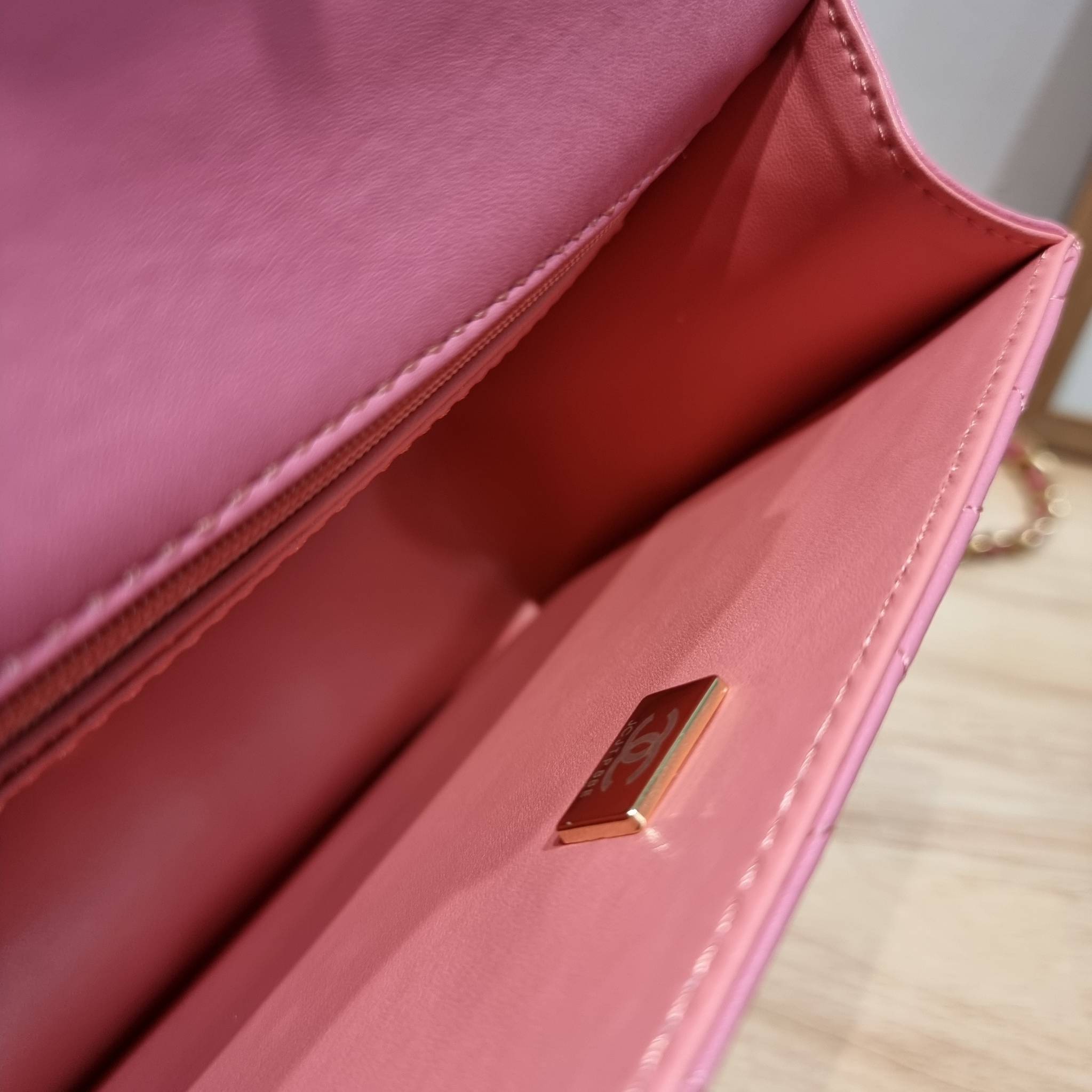 CHANEL flap bag with chain กระเป๋าสะพายสุดหรู สวยดูแพง รูปทรงคลาสสิค ขนาดกำลังพอเหมาะ สายสะพายโซ่ในตัว น้ำหนักเบา และยังมีหูจับในตัว สะดวกต่อการพกพา ตัวกระเป๋าเปิดด้วยกระดุมแม่เหล็ก วัสดุหนังอย่างดี ผิวสัมผัสดี ภายในเป็นช่องโล่ง และยังมีช่องซิปให้ด้วย