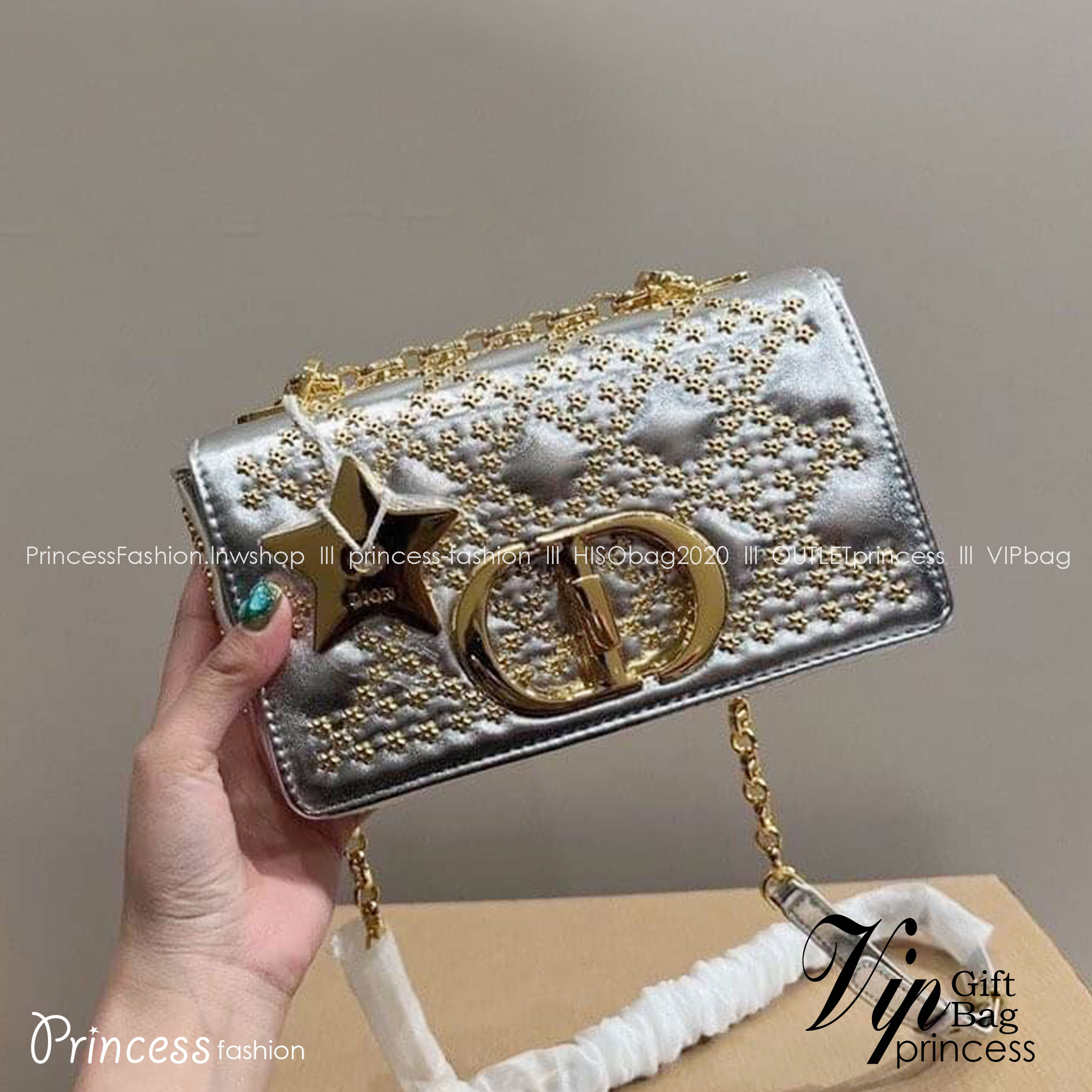 DIOR CARO BAG 8" กระเป๋าสะพายข้างทรงสวยรุ่นพิเศษ ปักหมุดสีทองเต็มใบ หรูหราอร่ามทั่วทั้งใบ ดีไซน์ย้อนยุค เป็นเอกลักษณ์และคลาสสิค หรูหรา ใช้งานง่าย ในราคาสุดคุ้ม จัดเลย!!