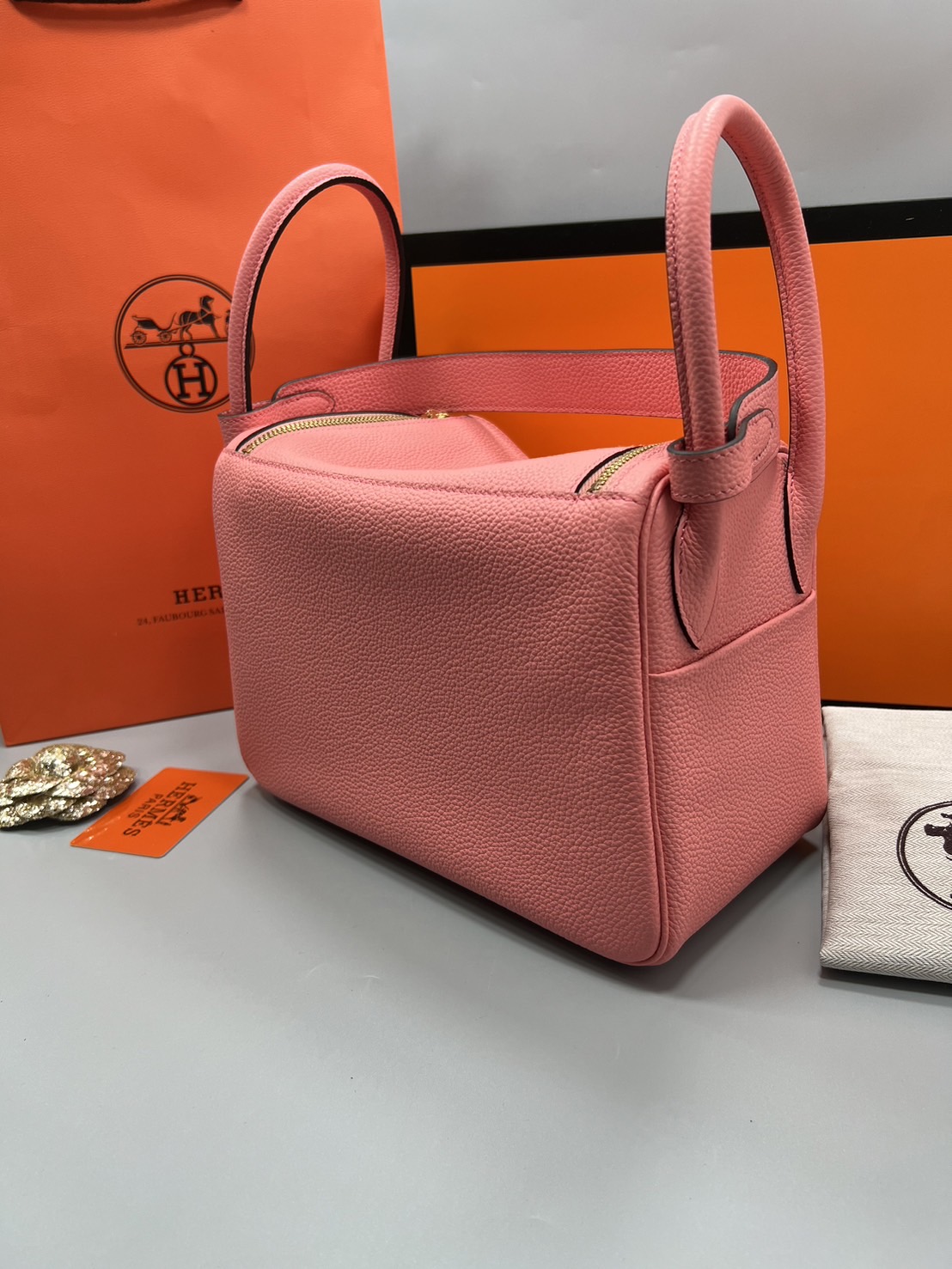 พร้อมส่ง 15 สี HERMES Lindy 26 bag กระเป๋าทรงโท้ทหนังสวยอย่างดี เอกลักษณ์ของความเรียบหรูไฮคลาสอย่างสมบูรณ์แบบ เกรดออริ สลับแท้ งานสวยตามรูป ใช้งานต่างประเทศได้