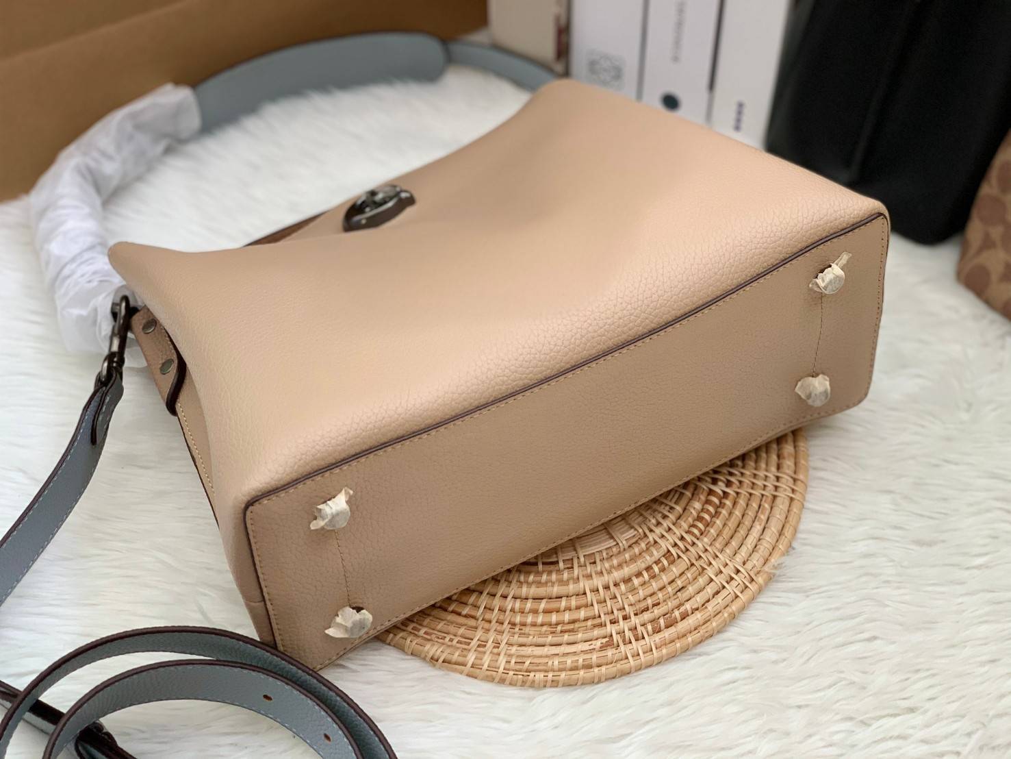 COACH WILLOW SHOULDER BAG ((C2745//C2590//C2621)) พร้อมส่งที่ไทย รุ่นแนะนำค่ะ🔥🔥 🔺กระเป๋าหิ้ว//คล้องไหล่//สะพายข้าง สุดคุ้ม! หนังแท้ชั้นดี ได้ไปหลงรักแน่นอนค่ะ หนังสวยมากๆ😘 🔺ตัวกระเป๋าแบ่งเป็นสองช่องหลัก ด้านนึงเป็นแ