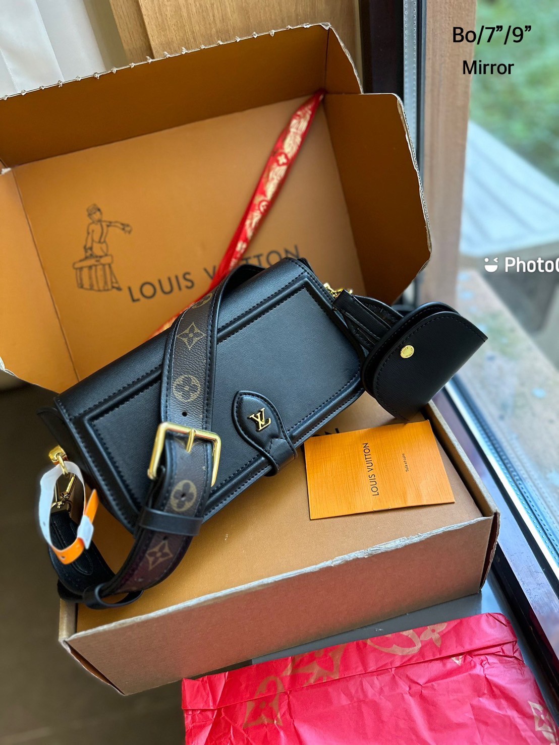 พร้อมส่ง 2 ไซส์ 💖💖 LV officier crossbody bag / LV Officier Pouch With Strap กระเป๋าสะพายดีไซส์คล่องตัว เท่ๆ คูลๆ ใช้งานสะดวก พร้อมใบลูกน่ารัก และสายสะพายเส้นใหญ่