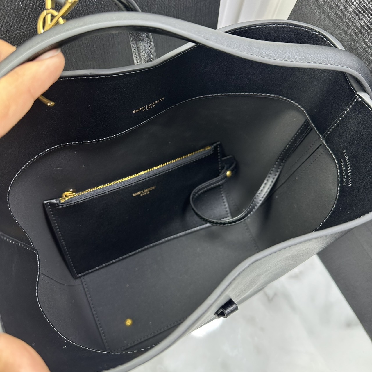 Medium 8" YSL Le 37 in shiny leather Hobo Bag / YSL Bucket Bag / YSL Tote Bag กระเป๋าสะพายทรงโฮโบโท้ท งานหนังสวยเต็มใบ อะไหล่ทองสวยคลาสสิก ราคาแสนดีแนะนำของมันต้องมีจริงๆ