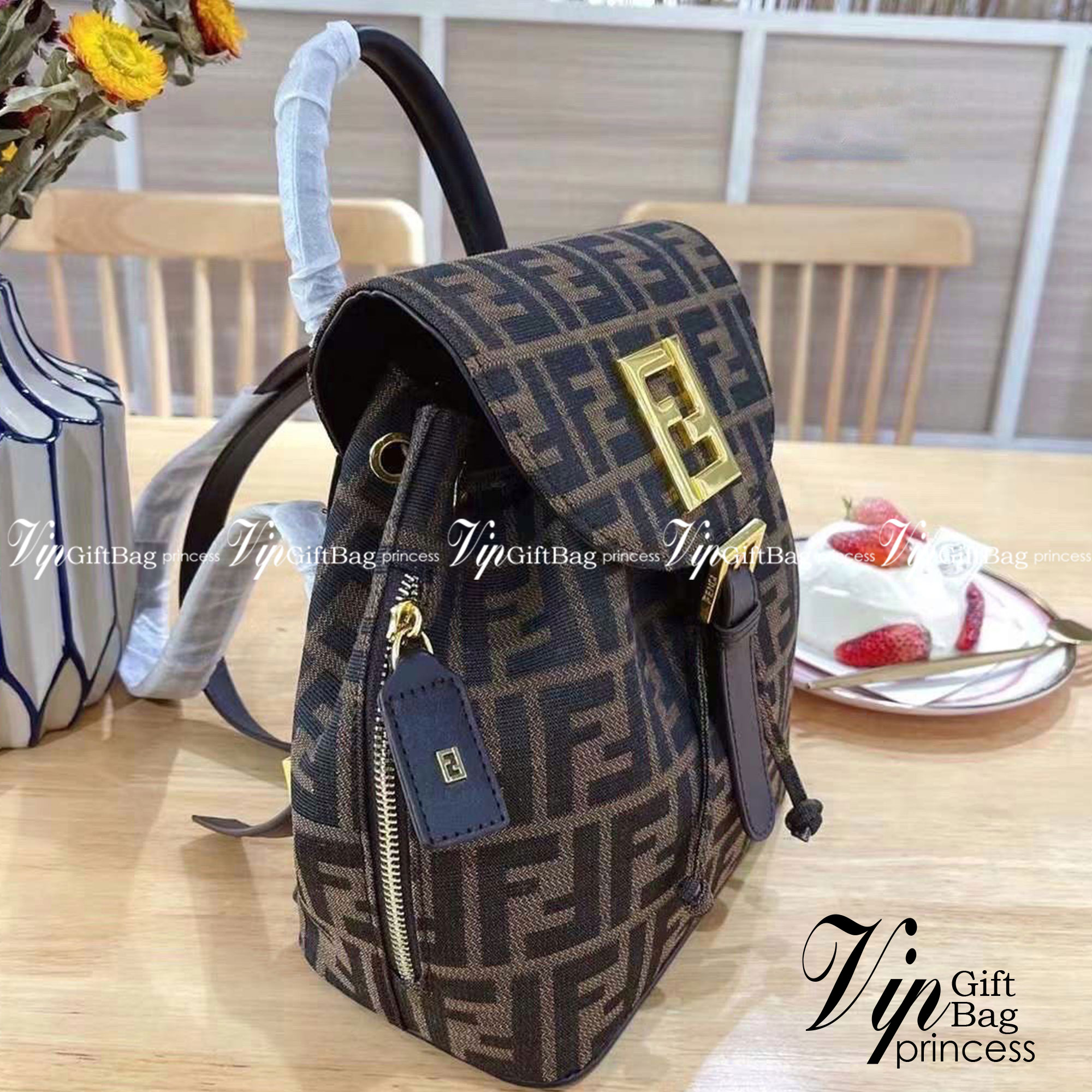 FENDI BACKPACK MONOGRAM กระเป๋าเป้เฟนดิ ทรงขนมจีบเปิดหน้า ผ้าทอลาย งานสวยปั้มทุกจุด ขนาดกำลังดีทรงน่ารักน่าใช้มากค่ะ ลายโมโนแกรมสวยตามฉบับแบรนด์ เด่นด้วยลายสัญลักษณ์แบรนด์ที่ฝากระเป๋า ตัดกับอะไหล่สีทอง ตกแต่งที่คล้องสายด้วยโลโก้ตัว FF สวยสะดุดตา ภายในกระเ
