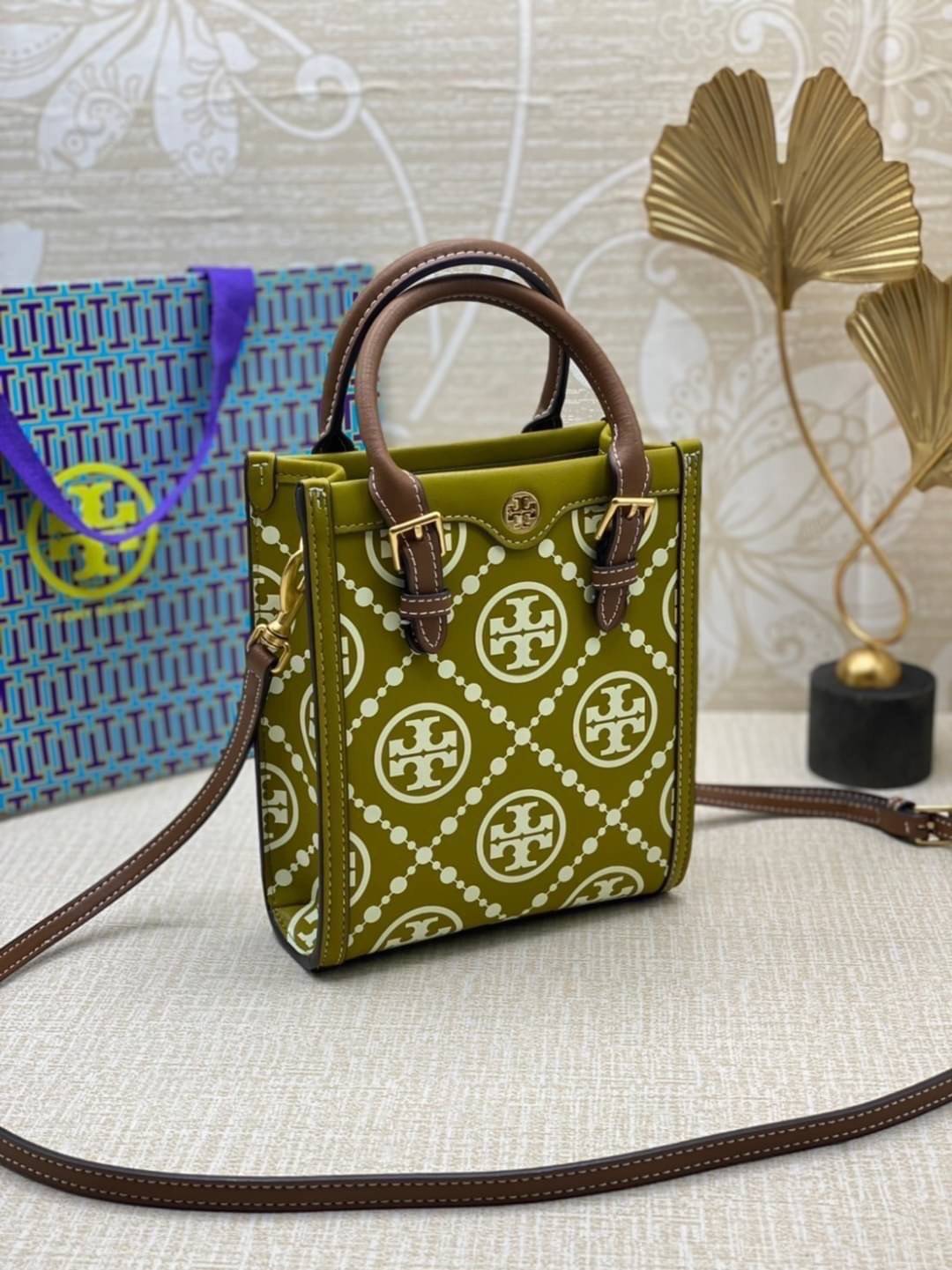 TORY BURCH T MONOGRAM EMBOSSED MINI TOTE สุดหรูกับกระเป๋าสะพายทรงโท้ท ไซส์มินิ ที่สร้างความหรูหราให้ตัวกระเป๋าด้วยดีเทลลายนูน แต่งแต้มลวดลายเอกลักษณ์ สีลูกคุณมากๆ!! วัสดุหนังแท้ ผิวสัมผัสดี ปากกระเป๋ามีแถบแม่เหล็กกันของหล่นได้ ภายในโล่ง ใส่ของจำเป็นได้ โท