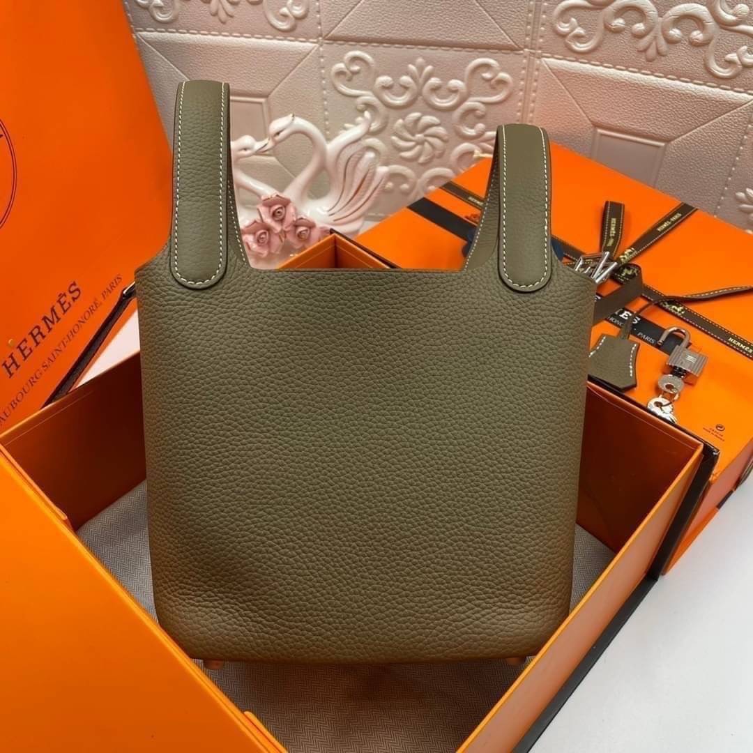 หนังแท้ Hermes Picotin Lock 18 bag กระเป๋าถือแบรนด์หรูระดับโลก งานเกรดออรินอล หนังแท้ทั้งใบ หนังมีลายทอริลลอนคล้ายของจริง มาพร้อมตัวล็อคเคลลี่ Kelly lock รูปทรงเรียบแต่หรู ใช้งานได้ทุกโอกาส ถือง่าย ใช้งานง่าย ภายในโล่งกว้าง ภาพสินค้าถ่ายจากงานขายจริง ใช้ง